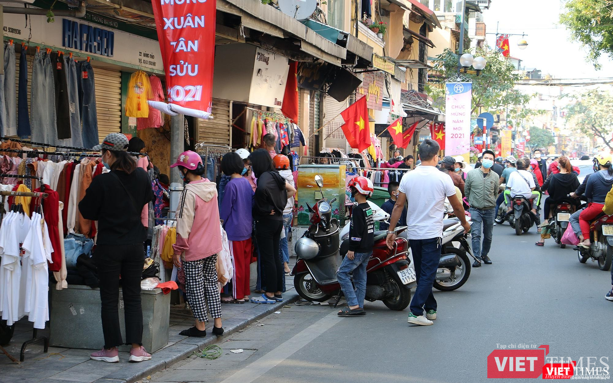 Các sạp hàng bày ra tận vỉa hè phục vụ nhu cầu sắm Tết