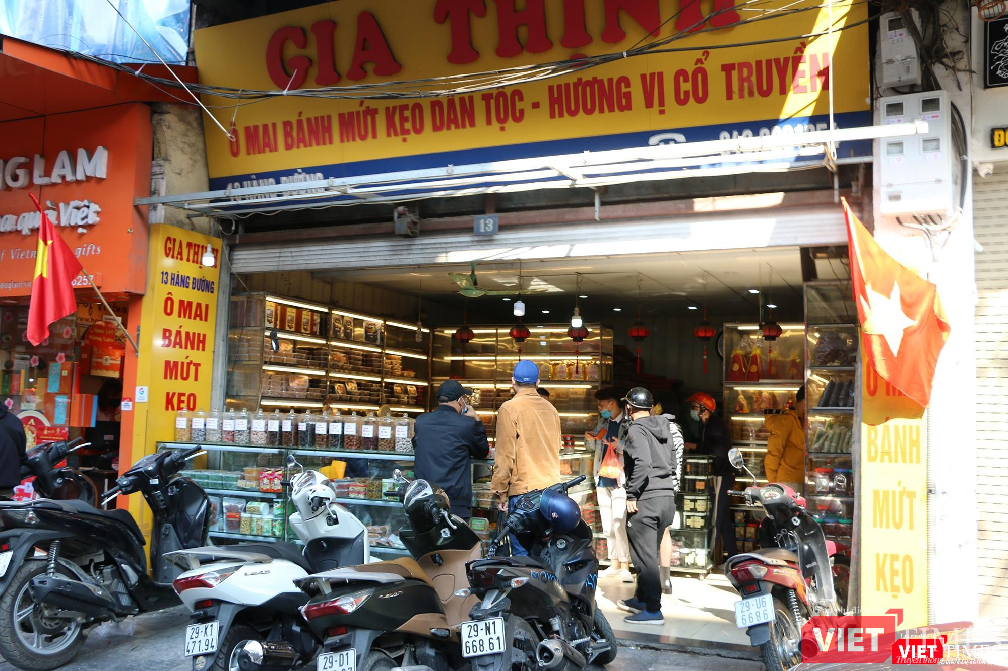 Cửa hàng ô mai truyền thống nổi tiếng ở phố Hàng Đường vẫn mở cửa đón khách chiều 30 Tết