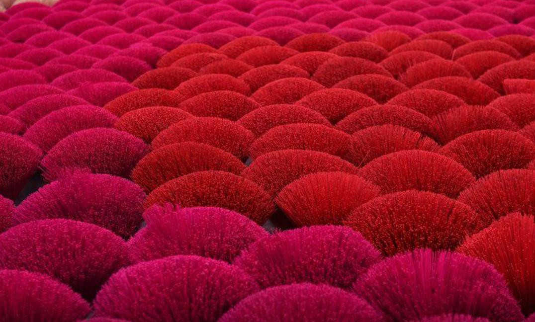 Những bó nhang khô xếp đầy sân (ảnh: Reuters) Những bó nhang khô xếp đầy sân (ảnh: Reuters)