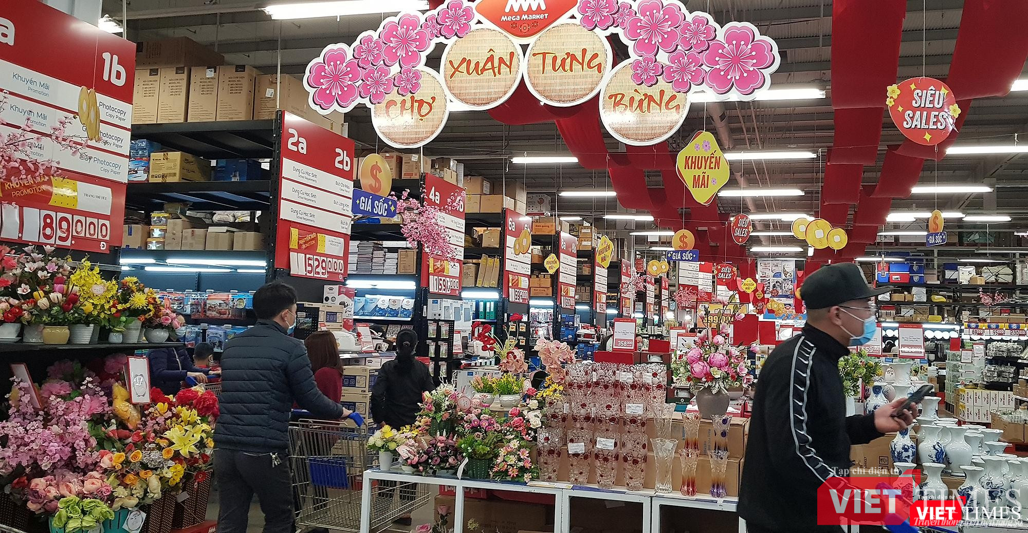 Siêu thị ngày Tết trang hoàng rất đẹp mắt, hàng hóa phong phú