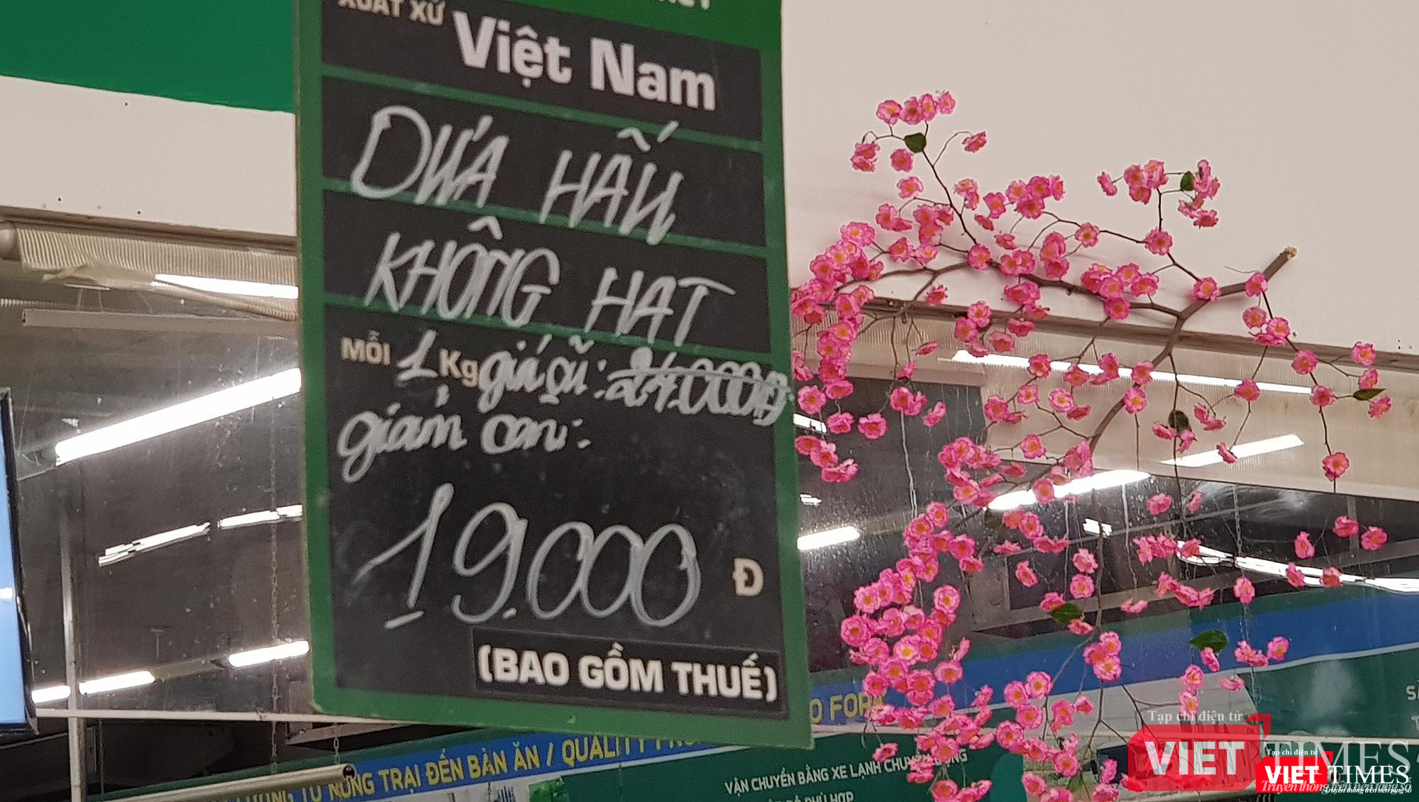 Nhiều mặt hàng giảm giá sâu, nhất là trái cây. Dưa hấu không hạt được bán với giá chỉ 19.000 đồng/kg