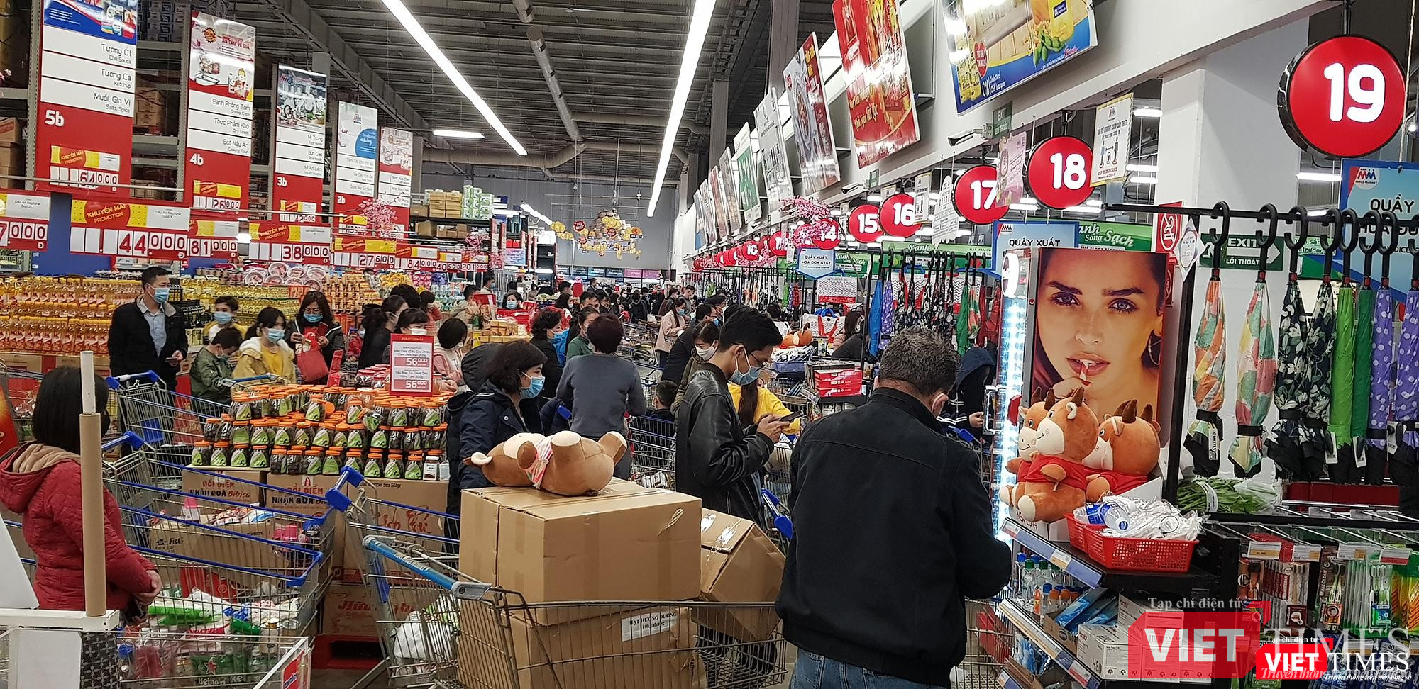 Người dân xếp hàng dài tại các quầy thanh toán