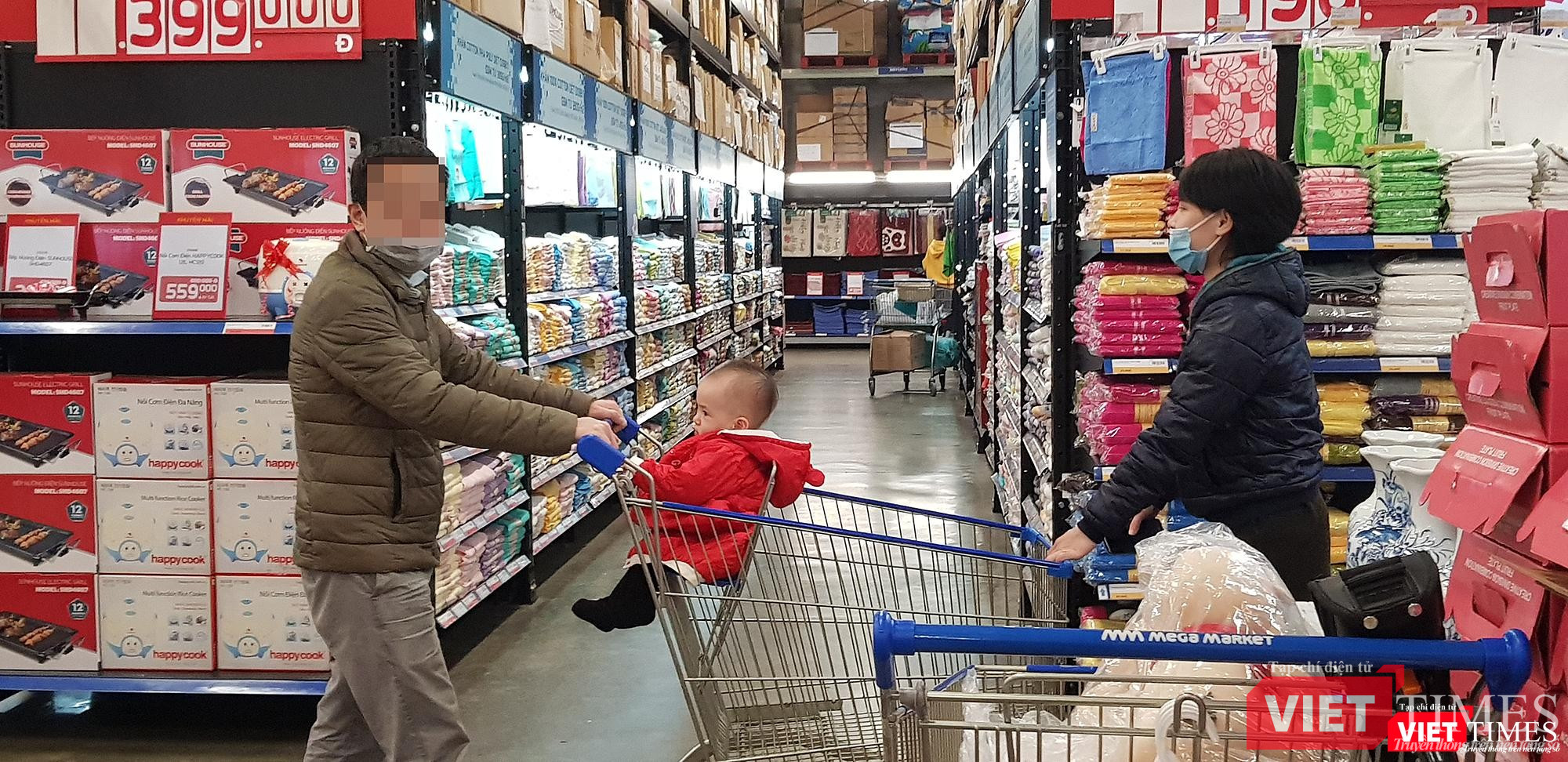 Em bé này thậm chí chỉ hơn 1 tuổi và cũng không đeo khẩu trang