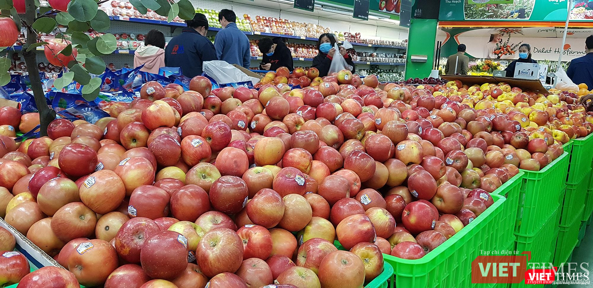 Hàng hóa trong siêu thị đầy ắp, đáp ứng đủ nhu cầu mua sắm dịp Tết