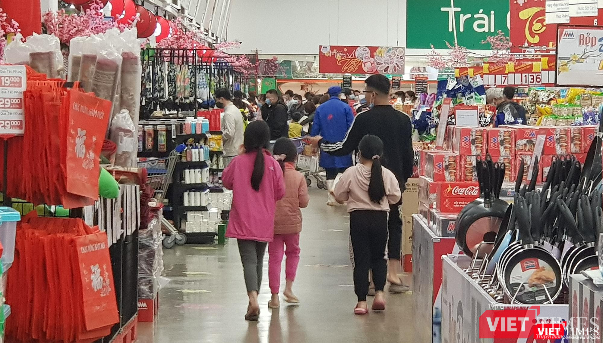 Có thể thấy nhiều trẻ em cũng được cha mẹ cho đi siêu thị mà không sợ nguy cơ các em bị nhiễm bệnh