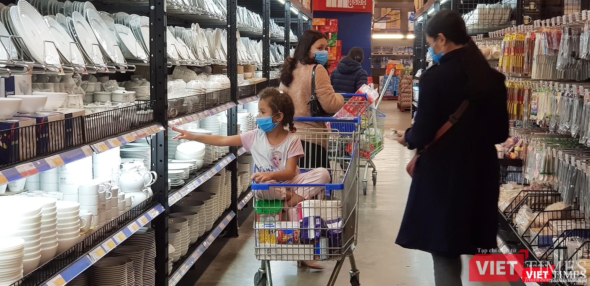 Em bé ngoại quốc này được mẹ đeo khẩu trang đầy đủ