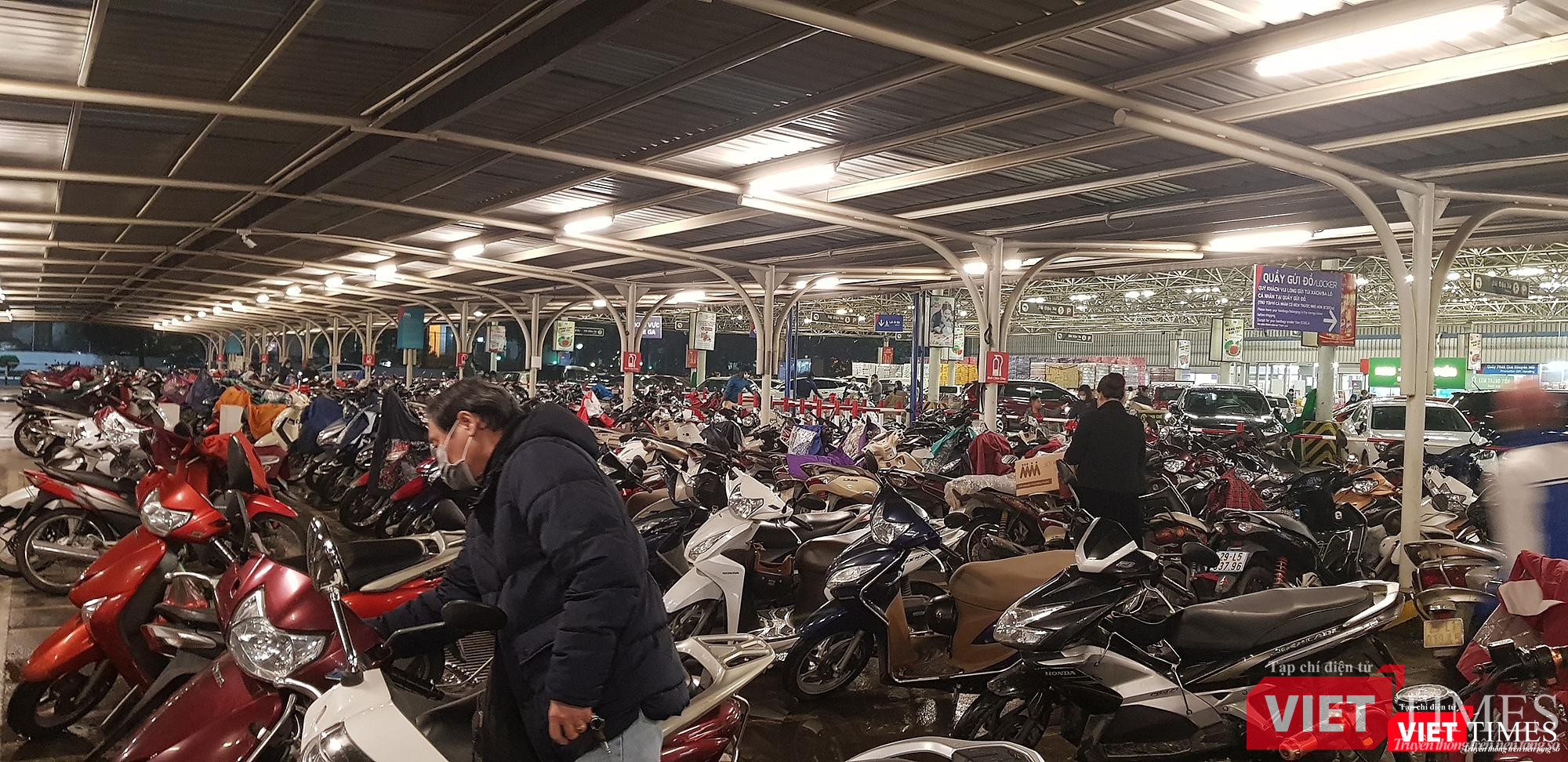 Địa điểm gửi xe tại một hệ thống siêu thị ở Hà Nội chật kín xe