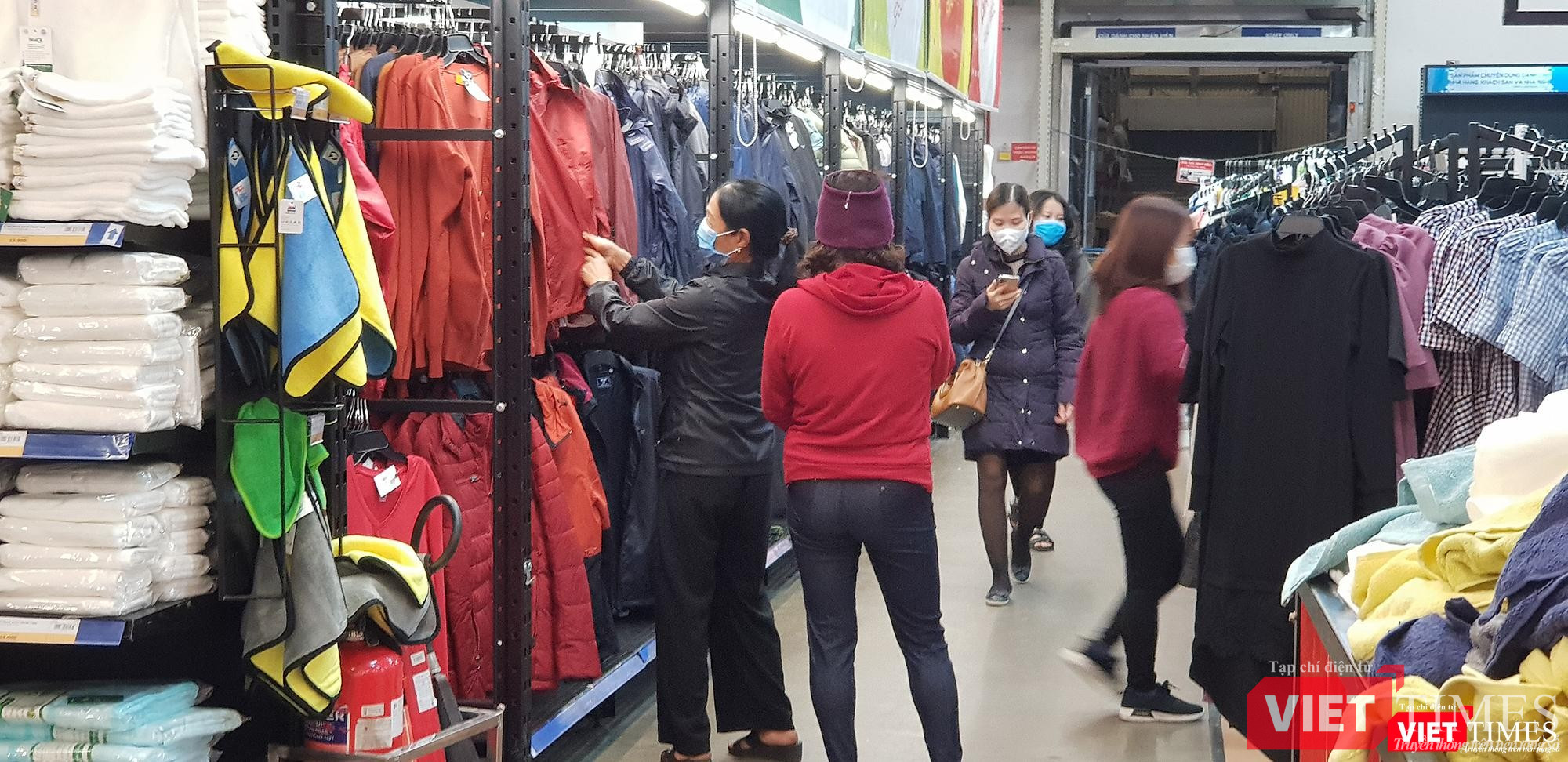 Bên cạnh mặt hàng thực phẩm, nhiều người cũng tìm chọn những chiếc áo mới mặc dịp Tết