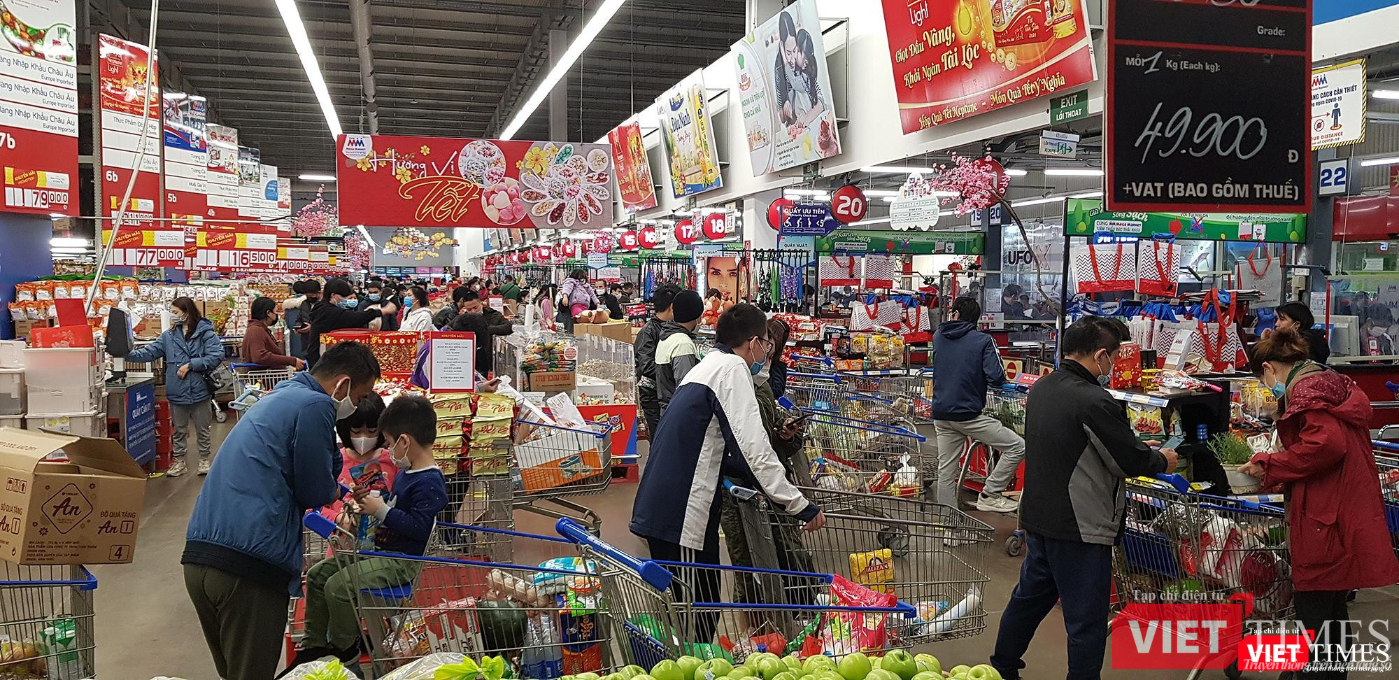 Cách đây 2 ngày, ông Nguyễn Quang Thuần, đại diện hệ thống siêu thị Vinmart miền Bắc trả lời báo Thanh Niên cho biết: "Sức mua tại siêu thị và các cửa hàng Vinmart+ trong những ngày qua tăng nhẹ 15%, nhu cầu mua sắm hàng hóa thiết yếu của người dân tăng khoảng 30%. Tuy nhiên, về cơ bản sức mua những ngày cận Tết yếu hơn so với các năm trước”.