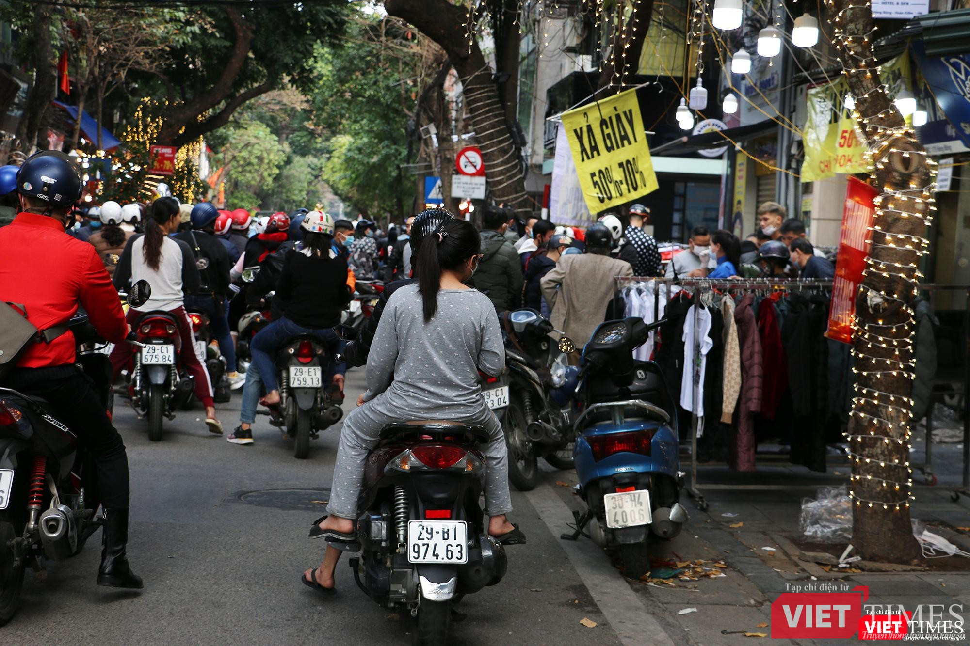 Khu vực phố Hàng Bông xảy ra tình trạng tắc nghẽn do các cửa hàng sale off quần áo, giày dép khiến nhiều du khách dừng lại mua