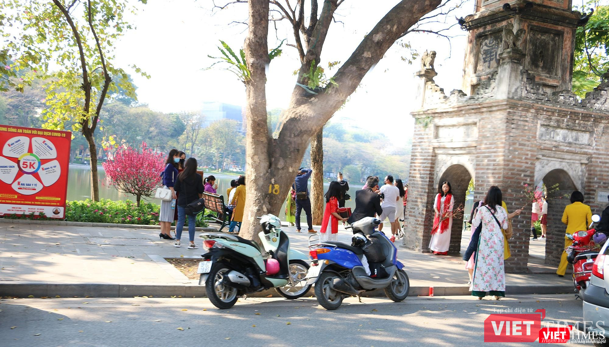 Các chị các em gái với áo dài rực rỡ ghi lại khoảnh khắc chiều xuân cuối năm Canh Tý