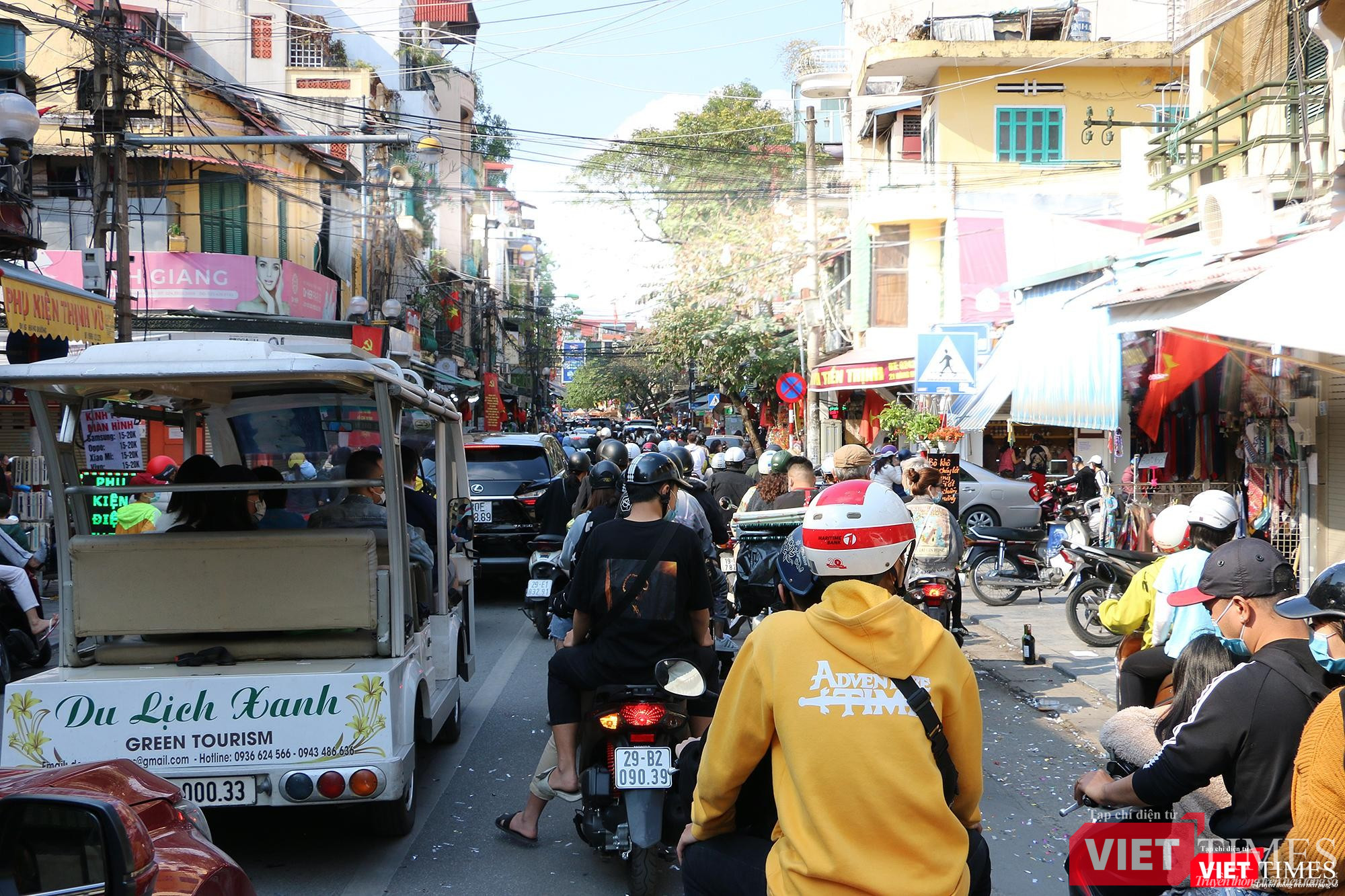 Dọc các tuyến phố từ hàng Đường đến chợ Đồng Xuân xe cộ đi lại tấp nập, có tình trạng tắc nghẽn nhẹ