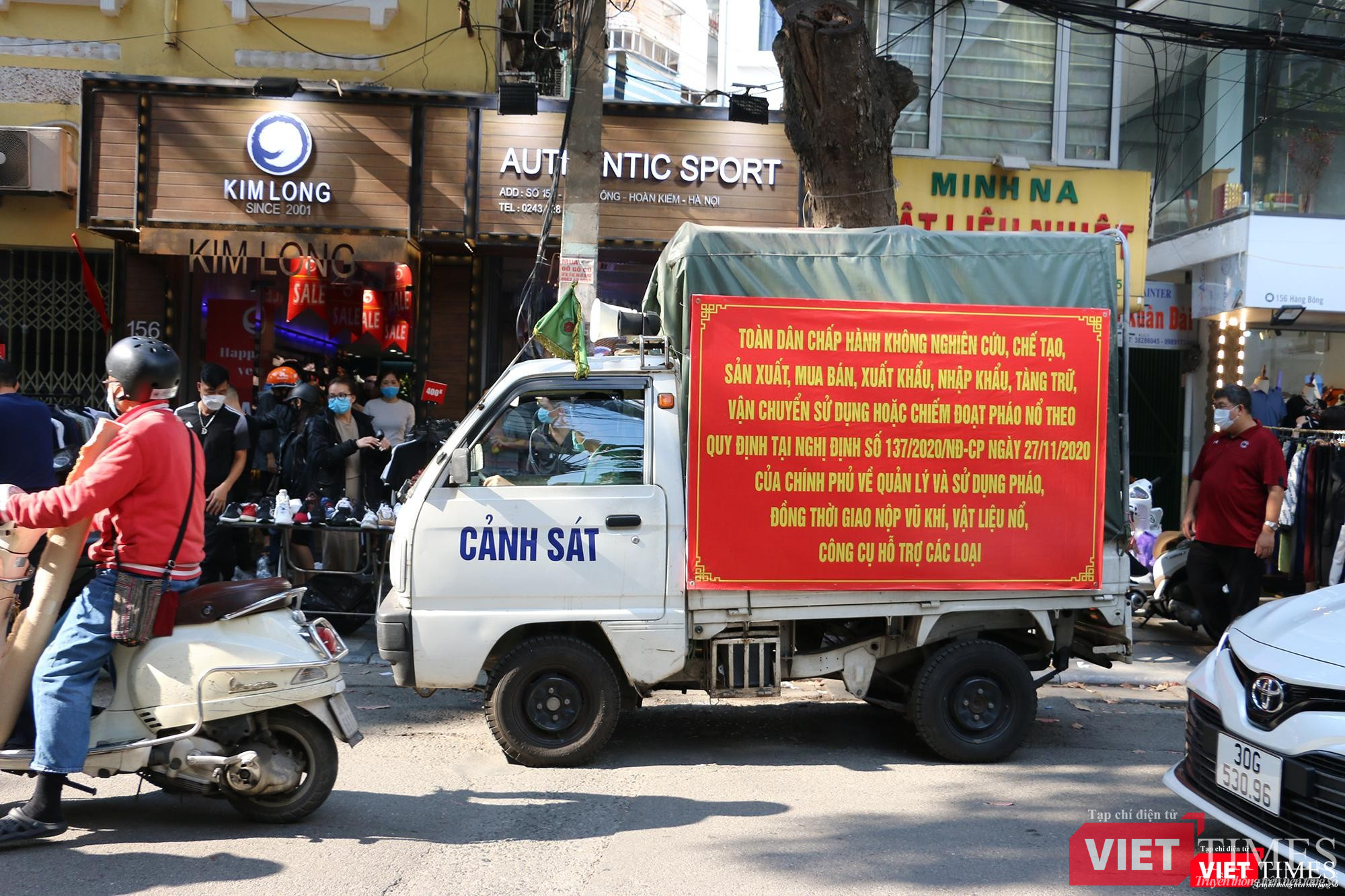 Tình trạng mua sắm gây tắc nghẽn khiến cảnh sát trật tự phải can thiệp nhắc nhở