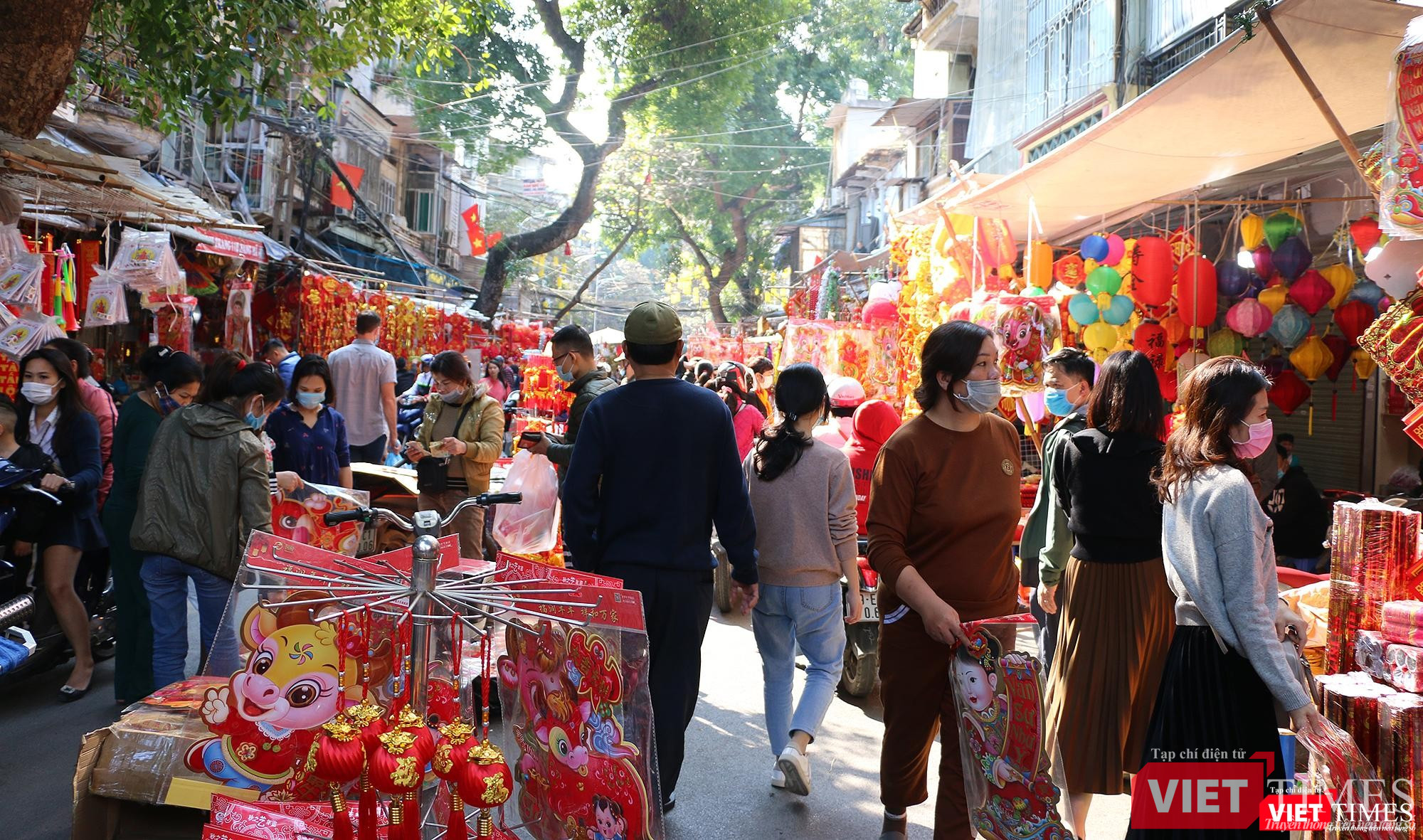 Phố Hàng Mã đông chật người mua vật phẩm trang trí Tết