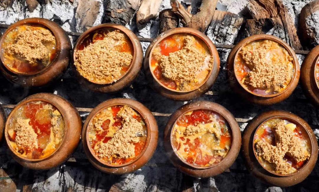 Cá trắm đen kho là món ăn truyền thống dịp Tết ở miền Bắc Việt Nam (ảnh: Reuters)