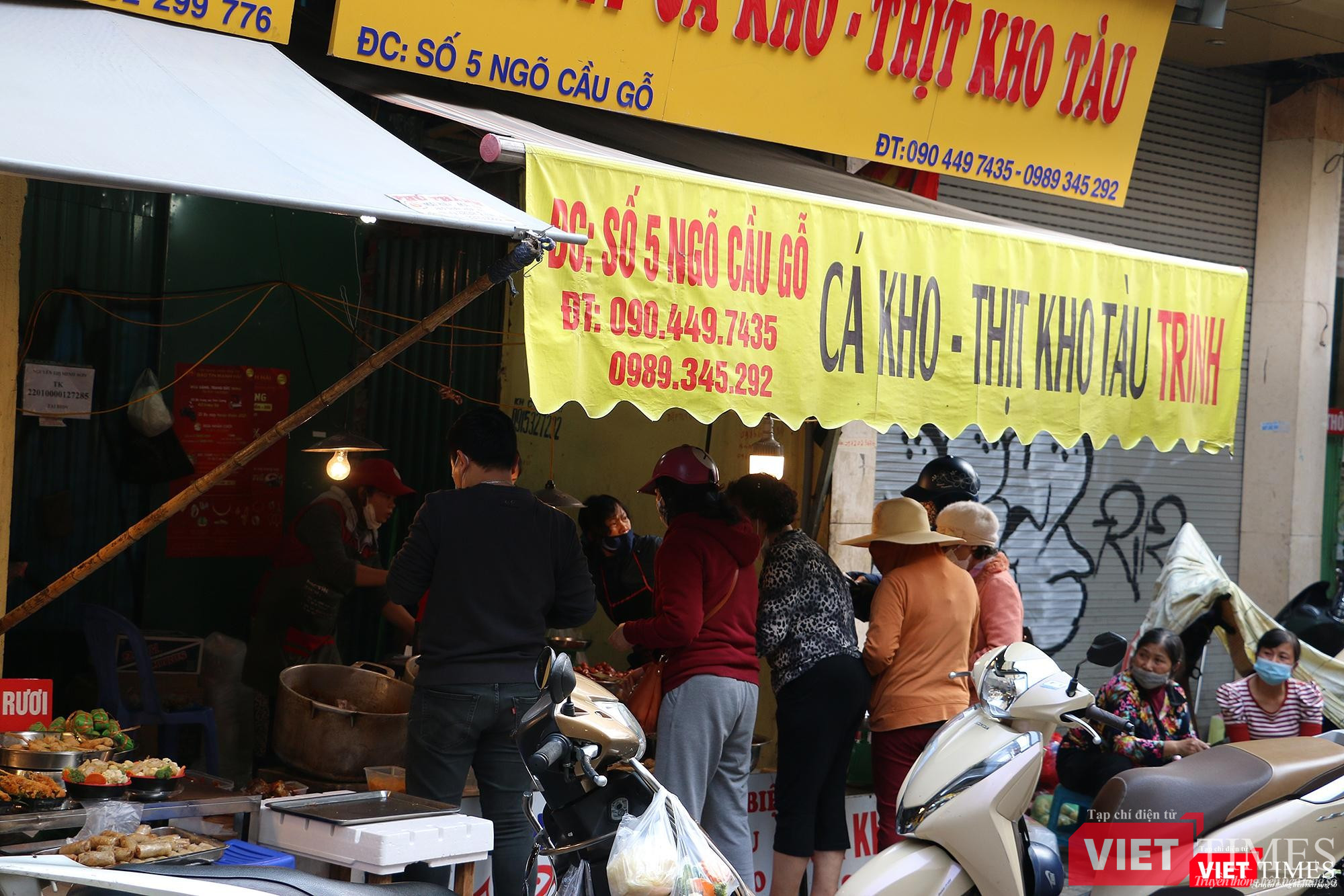 Tại chợ Gia Ngư, chợ đồ ăn nổi tiếng ở Hà Nội, khách hàng cũng tấp nập mua sắm thực phẩm chín cho dịp Tết