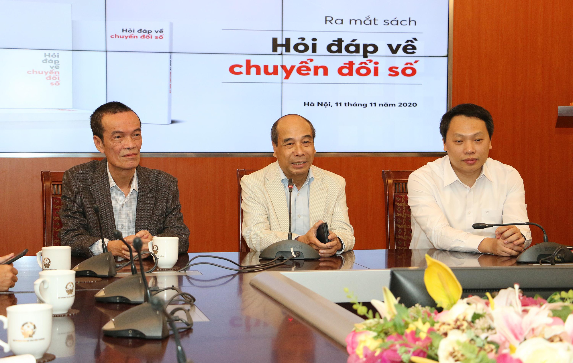 GS.TS. Hồ Tú Bảo (ngồi giữa) trong lễ ra mắt cuốn sách "Hỏi đáp về Chuyển đổi số" (ảnh: Đăng Khoa) GS.TS. Hồ Tú Bảo (ngồi giữa) trong lễ ra mắt cuốn sách "Hỏi đáp về Chuyển đổi số" (ảnh: Đăng Khoa)