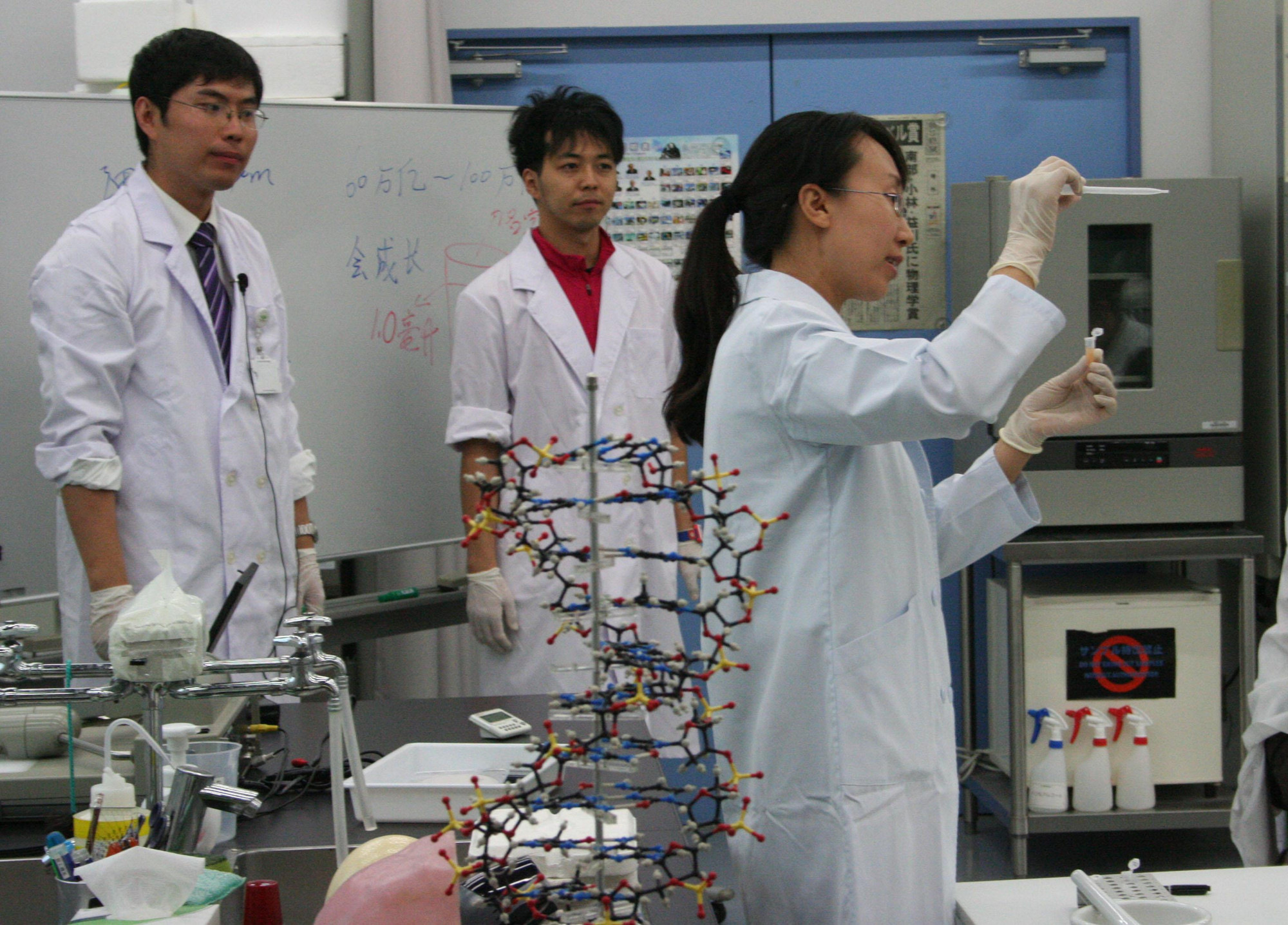 Giáo sư Liu Xiaoyue giải thích cho sinh viên cách tách DNA từ gia cầm Giáo sư Liu Xiaoyue giải thích cho sinh viên cách tách DNA từ gia cầm