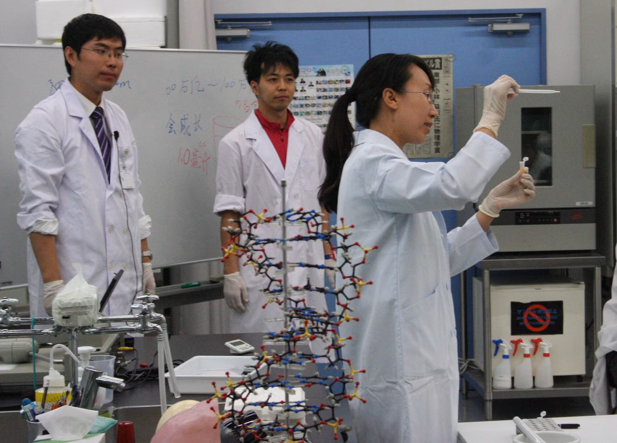 Giáo sư Liu Xiaoyue giải thích cho sinh viên cách tách DNA từ gia cầm