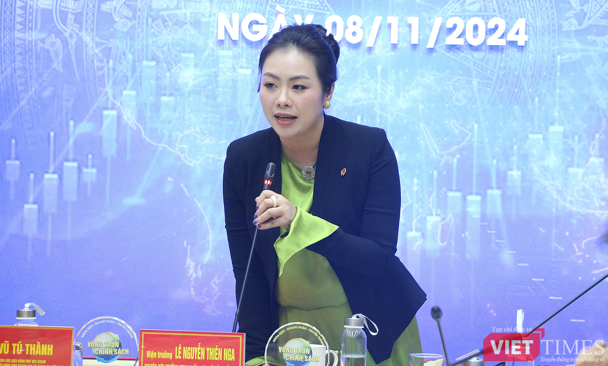 Bà Lê Nguyễn Thiên Nga, Viện trưởng Viện Quản trị chính sách và Chiến lược phát triển phát biểu đề dẫn tại Hội thảo