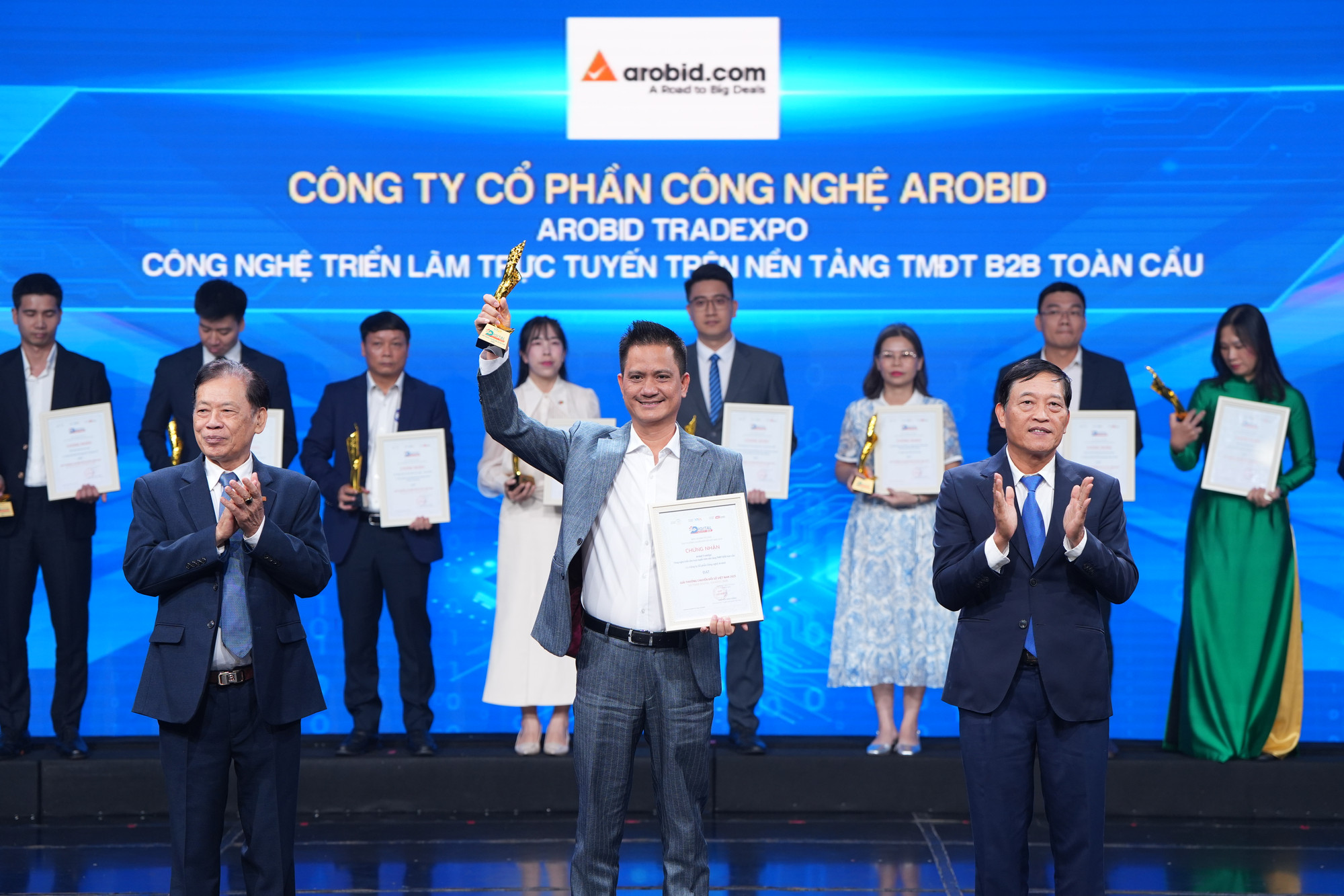 Ông Nguyễn Hải Triều, Giám đốc điều hành, đại diện nhận giải.