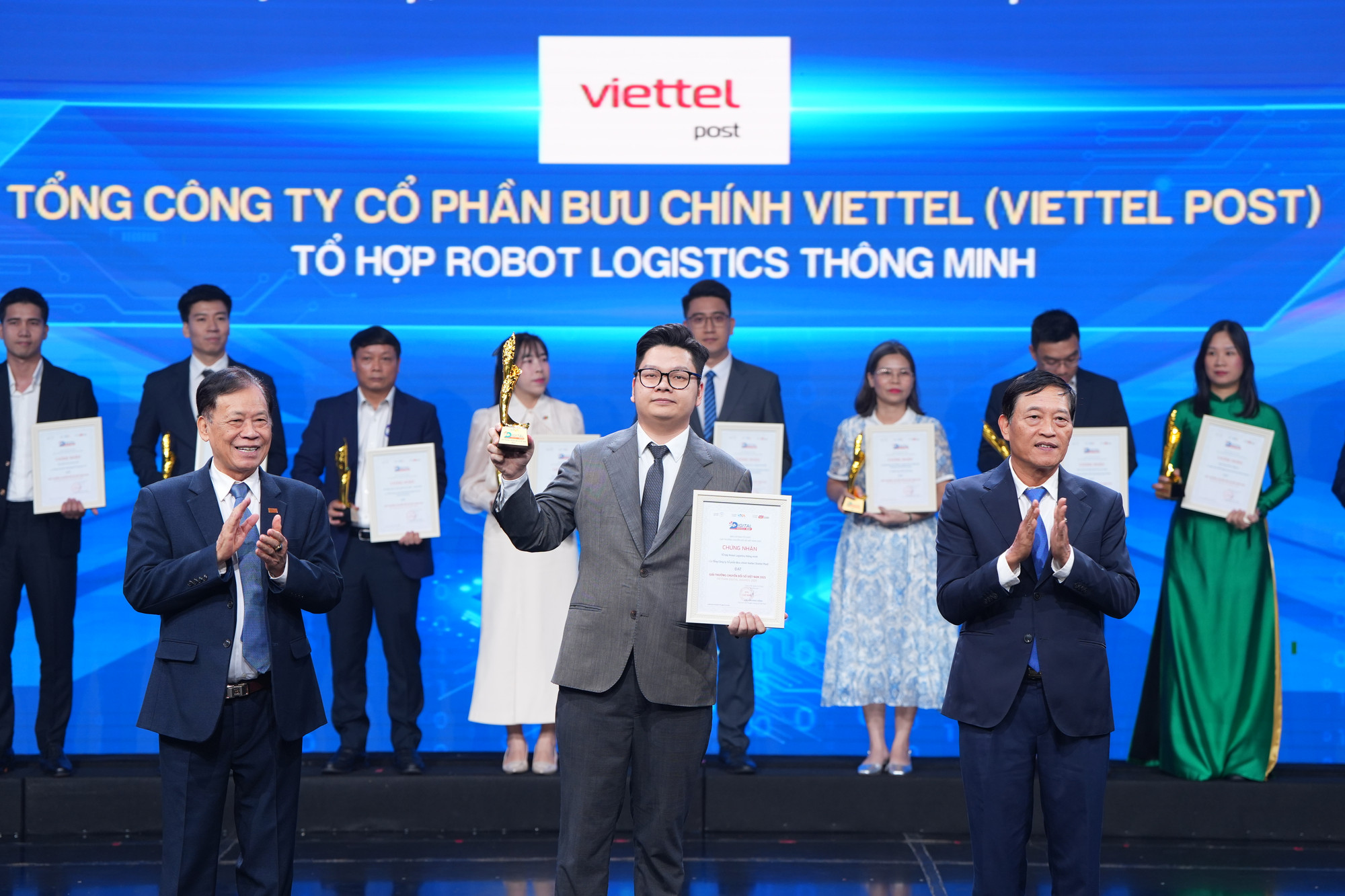 Ông Nguyễn Kim Thuần, Phó Giám đốc Trung tâm Công nghệ thông tin, đại diện nhận giải.