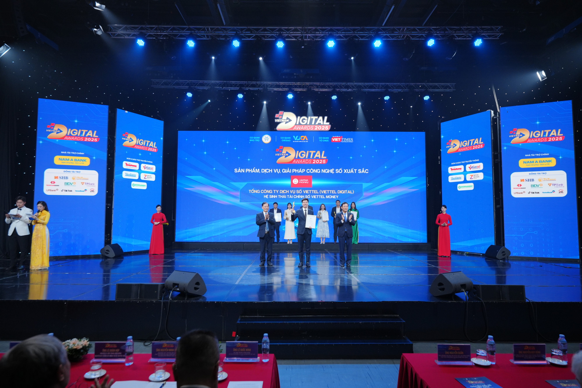 Ông Nguyễn Việt Dũng, Phó Giám đốc Trung tâm Tài chính số Viettel Money, đại diện nhận giải