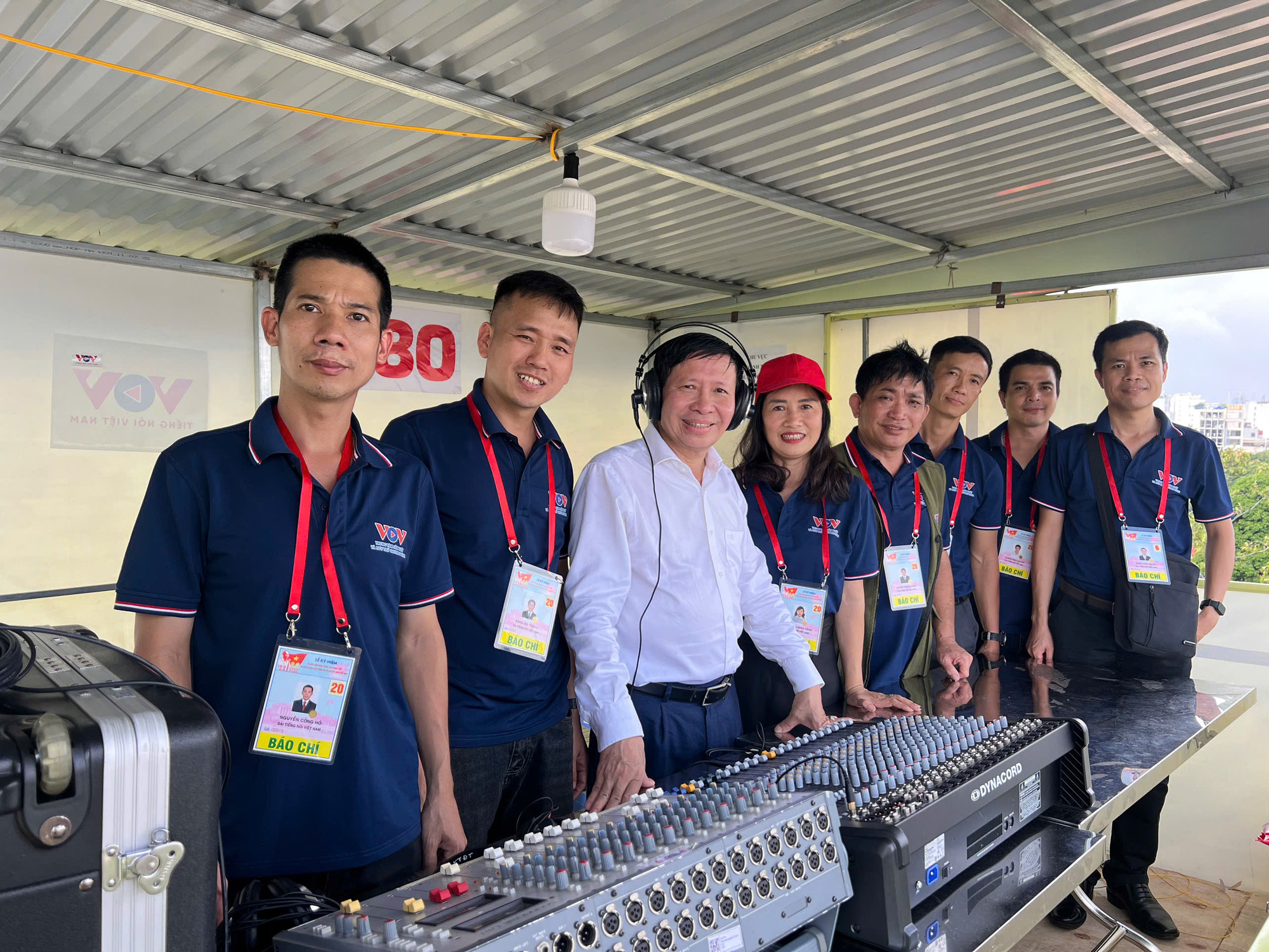 TS. Vũ Hải Quang - Phó Tổng giám đốc Đài Tiếng nói Việt Nam (VOV) - áo trắng - cùng với các cán bộ, kỹ sư của VOV