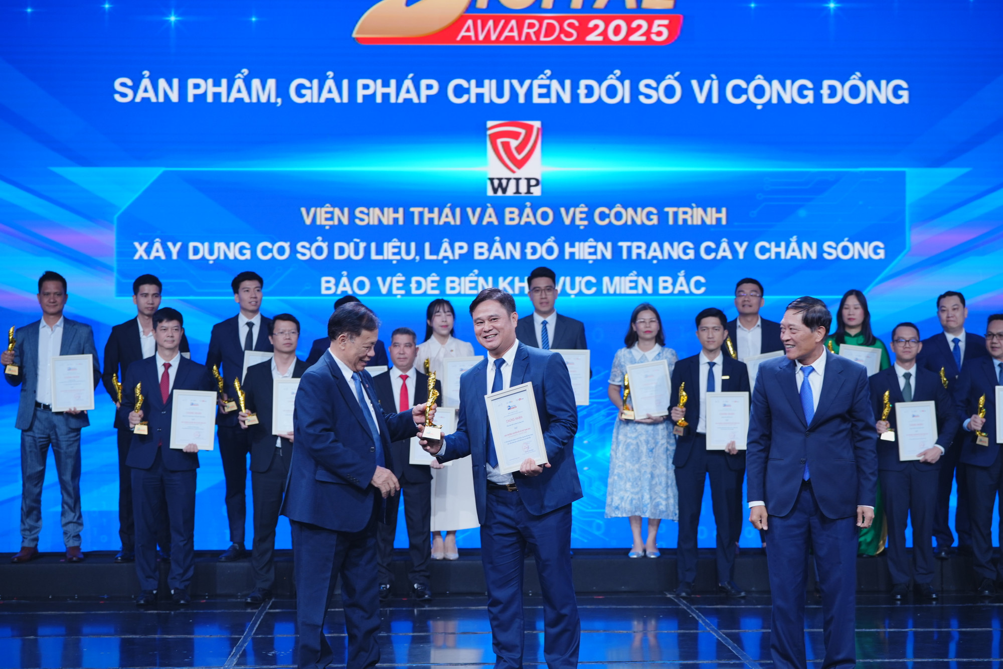 PGS.TS Nguyễn Quốc Huy, Viện trưởng Viện Sinh thái và Bảo vệ công trình đại diện nhận giải.