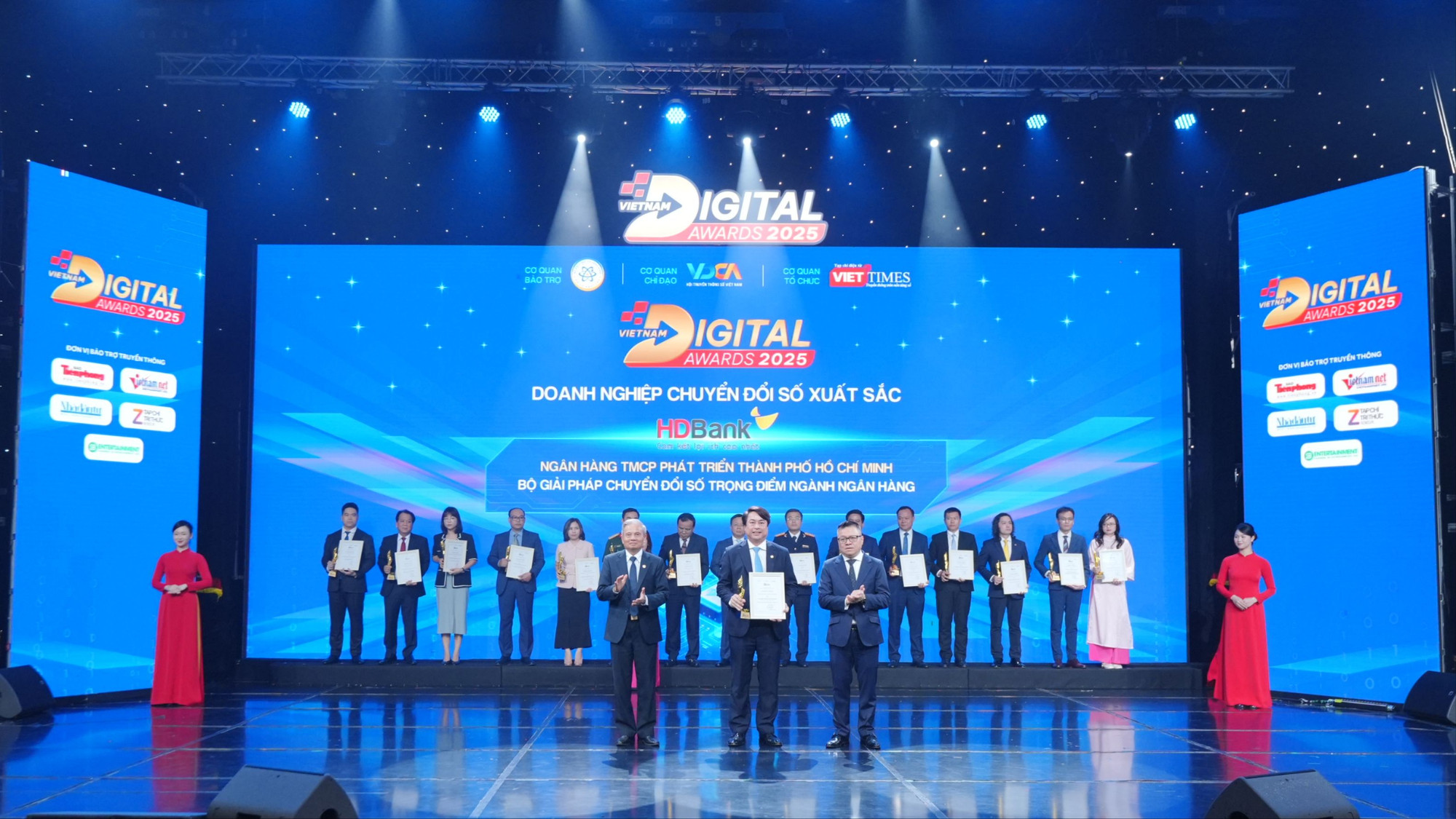 Ông Nguyễn Văn Hảo - Phó Tổng Giám đốc Ngân hàng TMCP Phát triển Thành phố Hồ Chí Minh đại diện nhận giải.