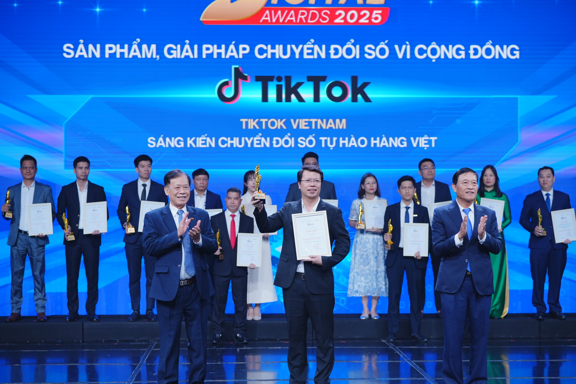 Ông Nguyễn Khánh Toàn, Giám đốc Quan hệ chính phủ, TikTok Shop Việt Nam, đại diện nhận giải.