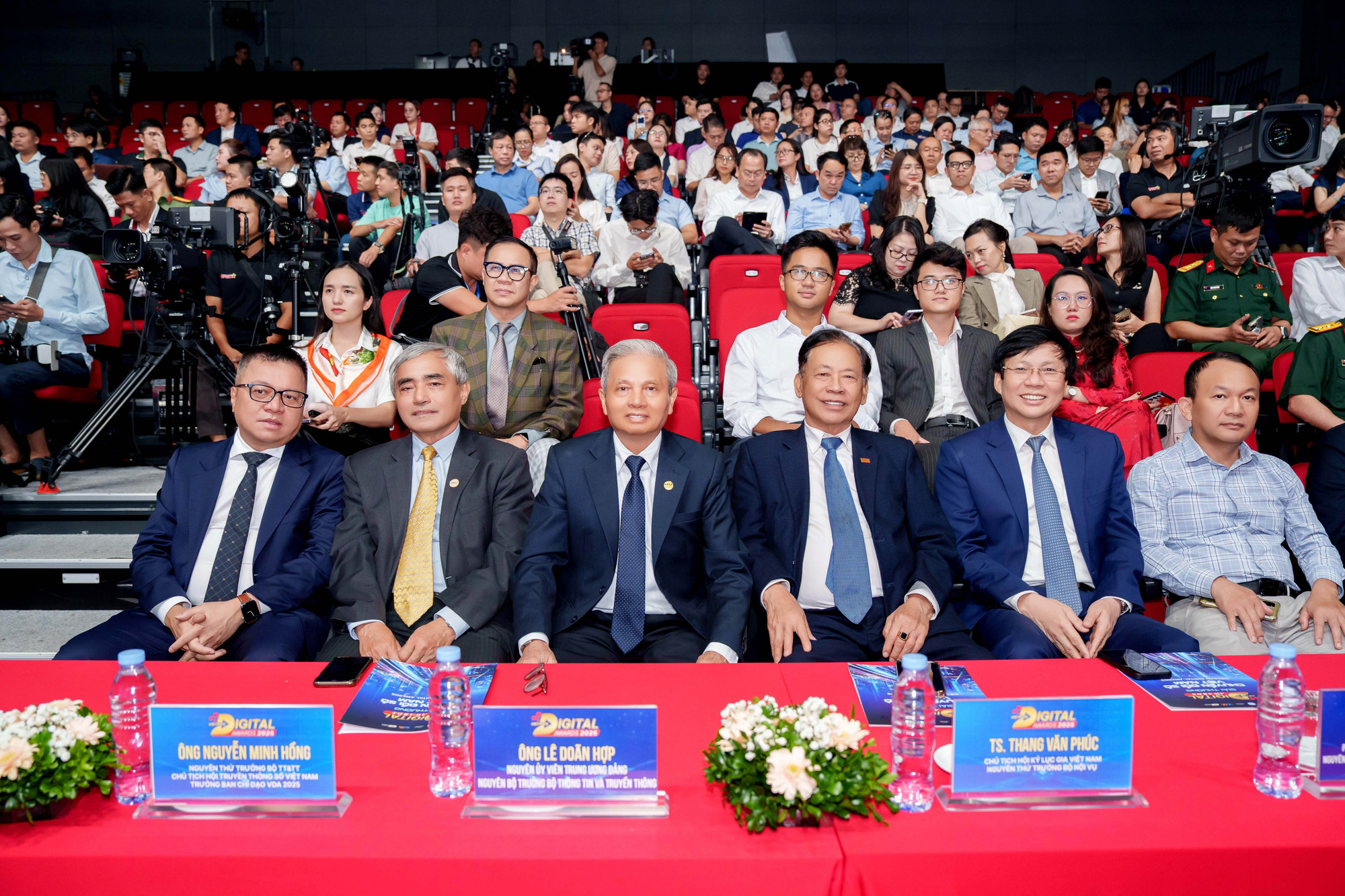 Tham dự Lễ Trao giải thưởng Chuyển đổi số Việt Nam hôm nay có lãnh đạo các bộ, ban, ngành, ban tổ chức, hội đồng giám khảo. Trong ảnh từ trái qua phải (hàng đầu) là các ông Lê Quốc Minh, Nguyễn Minh Hồng, Lê Doãn Hợp, Thang Văn Phúc, Hồ Quang Lợi, Nguyễn Thanh Tuyên.