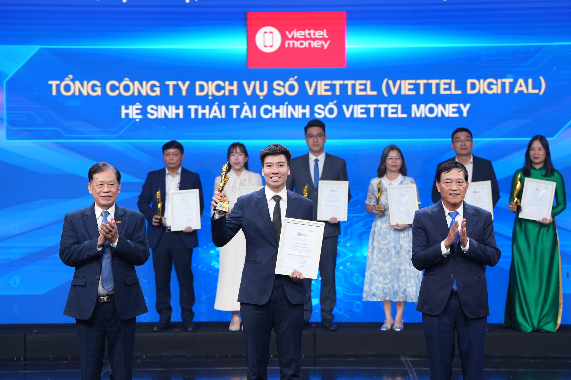 Ông Nguyễn Việt Dũng đại diện nhận giải