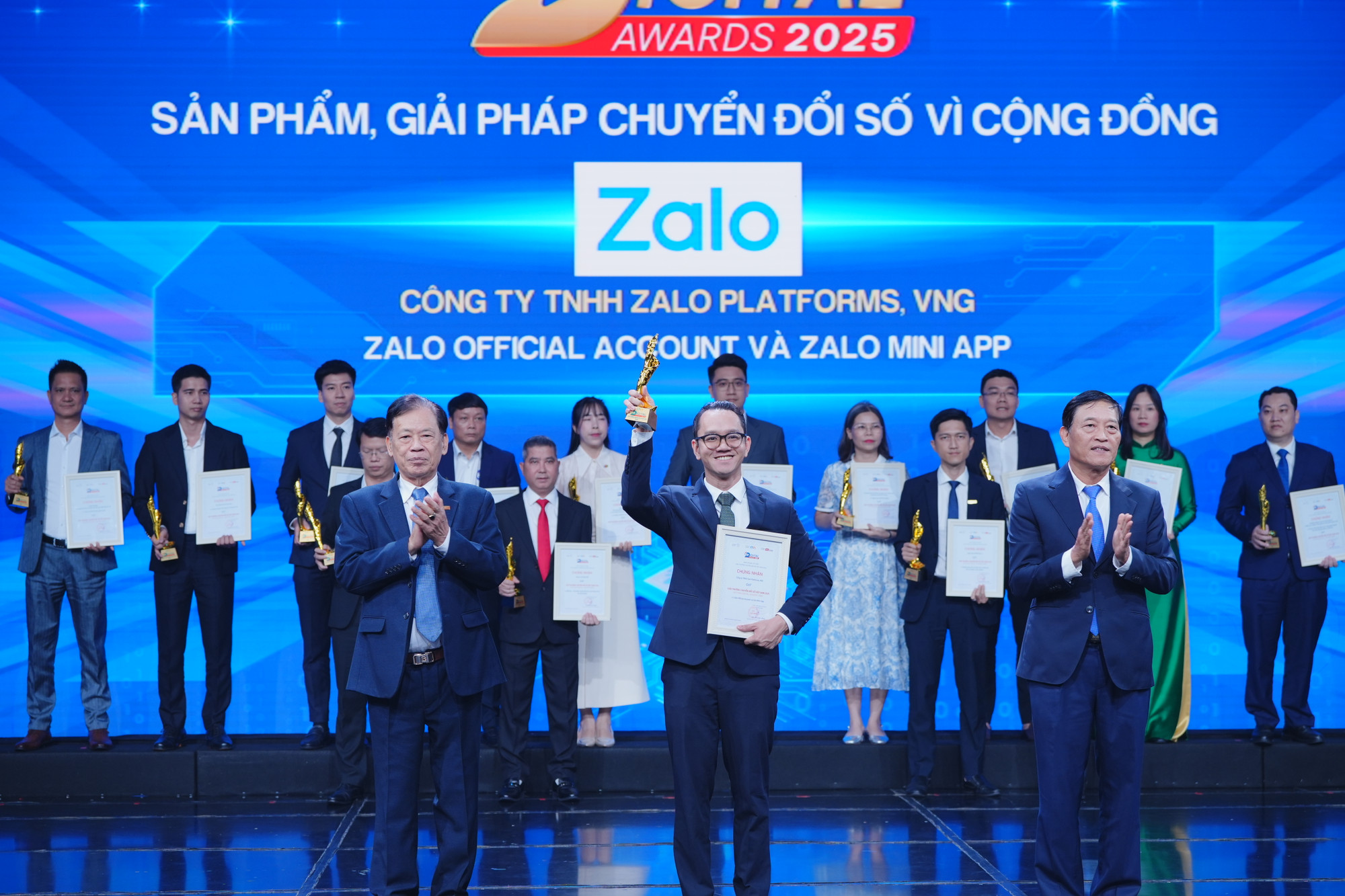 Ông Bùi Minh Đức đại diện Công ty TNHH Zalo Platforms, VN nhận giải.