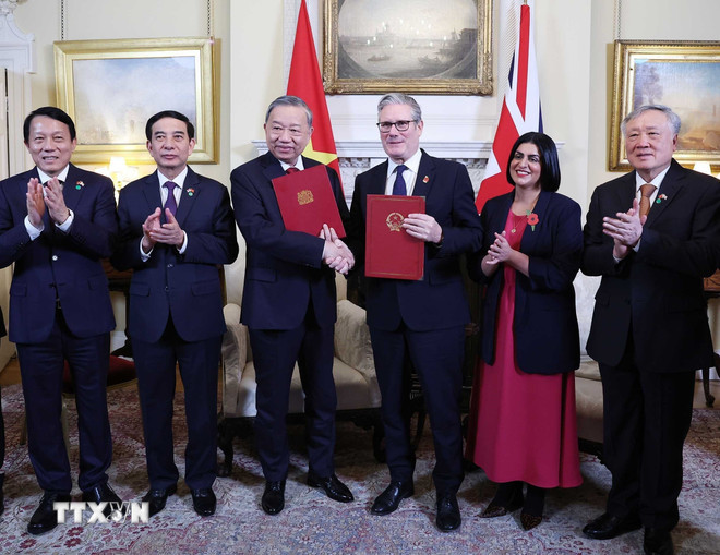 Tổng Bí thư Tô Lâm và Thủ tướng Liên hiệp Vương quốc Anh và Bắc Ireland Keir Starmer trao Tuyên bố chung về nâng cấp quan hệ Việt Nam - Anh lên Đối tác chiến lược toàn diện. Ảnh: Thống Nhất/TTXVN