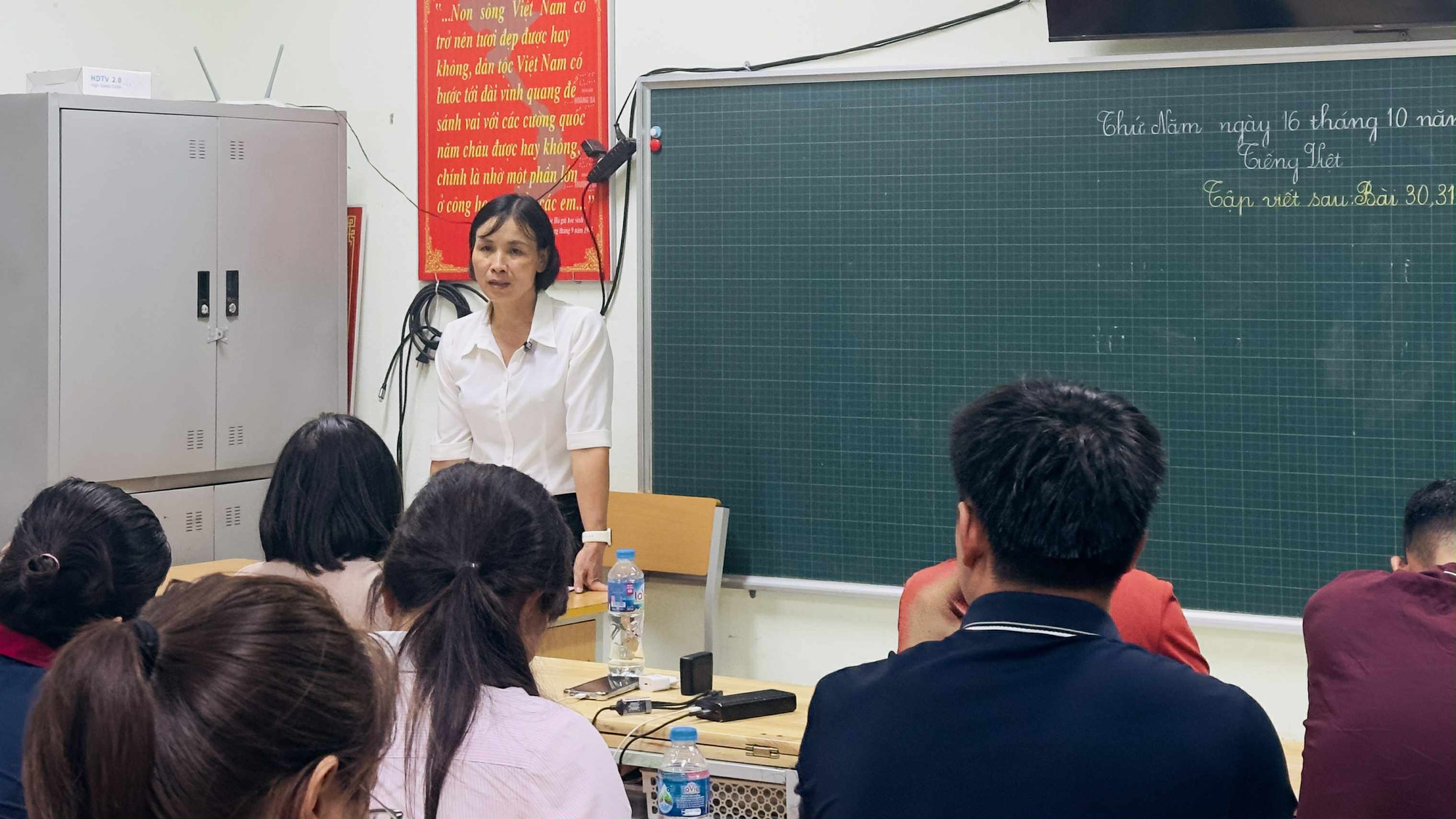 Bà Nguyễn Thị Nam, Hiệu trưởng trường tiểu học Cự Khê tỏ ra khá căng thẳng, mệt mỏi trong buổi làm việc với phụ huynh học sinh. Bà cũng chia sẻ việc xuất hiện nhiều thông tin trên mạng xã hội bị cắt ghép làm ảnh hưởng tới uy tín, danh dự của nhà trường và cá nhân.