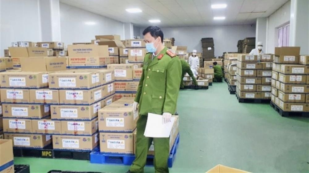 Công an thu giữ hàng loạt sản phẩm sữa giả. Ảnh: Bộ Công an