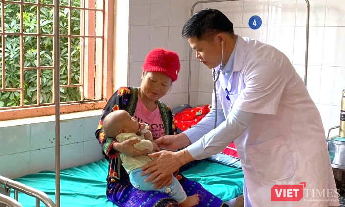 BSCK I Lường Văn Thương khám bệnh cho trẻ