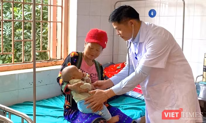 BSCK I Lường Văn Thương khám bệnh cho trẻ