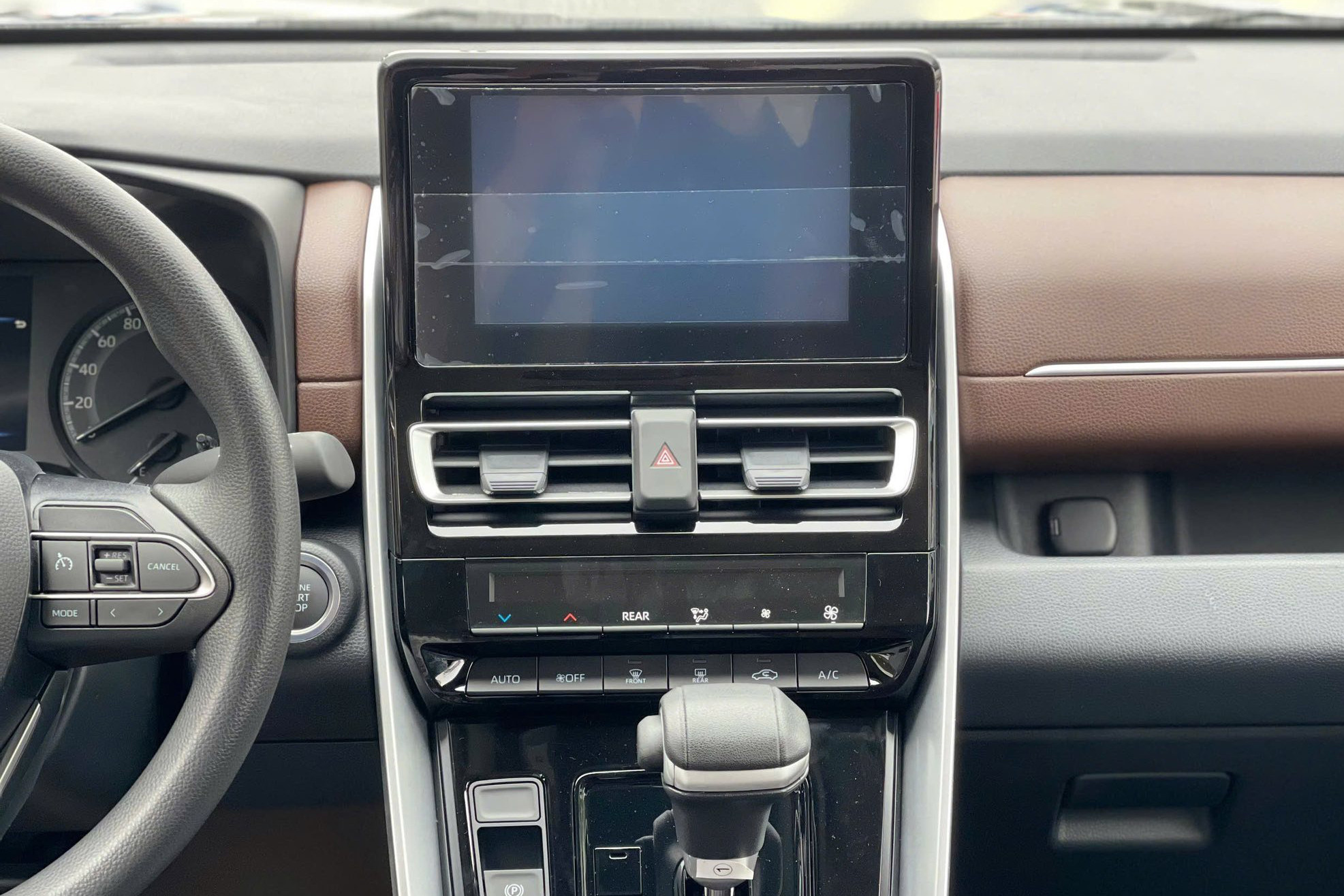 Toyota Innova Cross ra mắt bản 'giá rẻ' 730 triệu đồng, cạnh tranh VinFast Limo Green-4.jpg