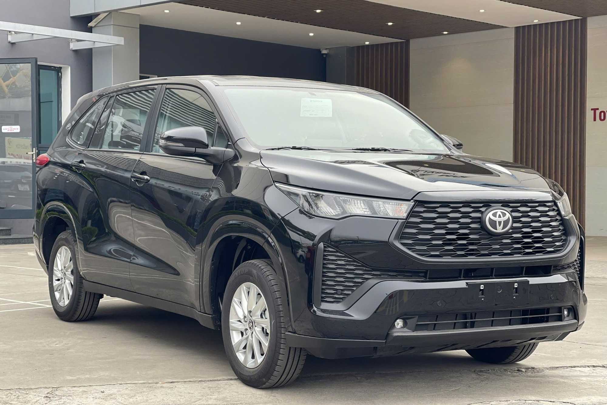 Toyota Innova Cross ra mắt bản 'giá rẻ' 730 triệu đồng, cạnh tranh VinFast Limo Green-1.jpg