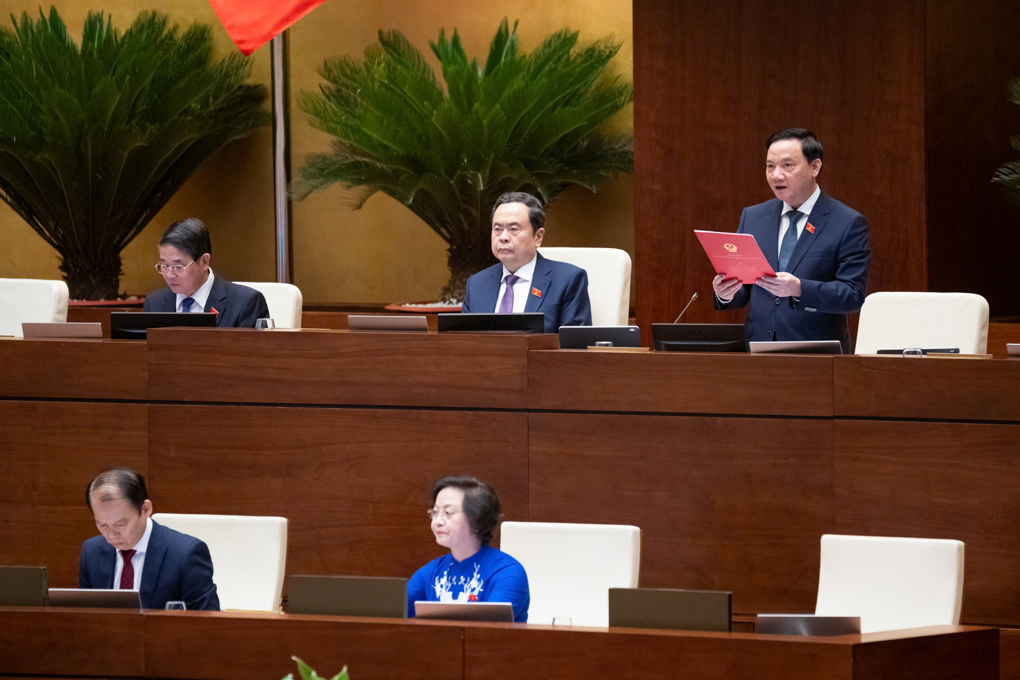 Phó Chủ tịch Quốc hội Nguyễn Khắc Định điều hành cuộc họp. Ảnh: Quochoi.vn.