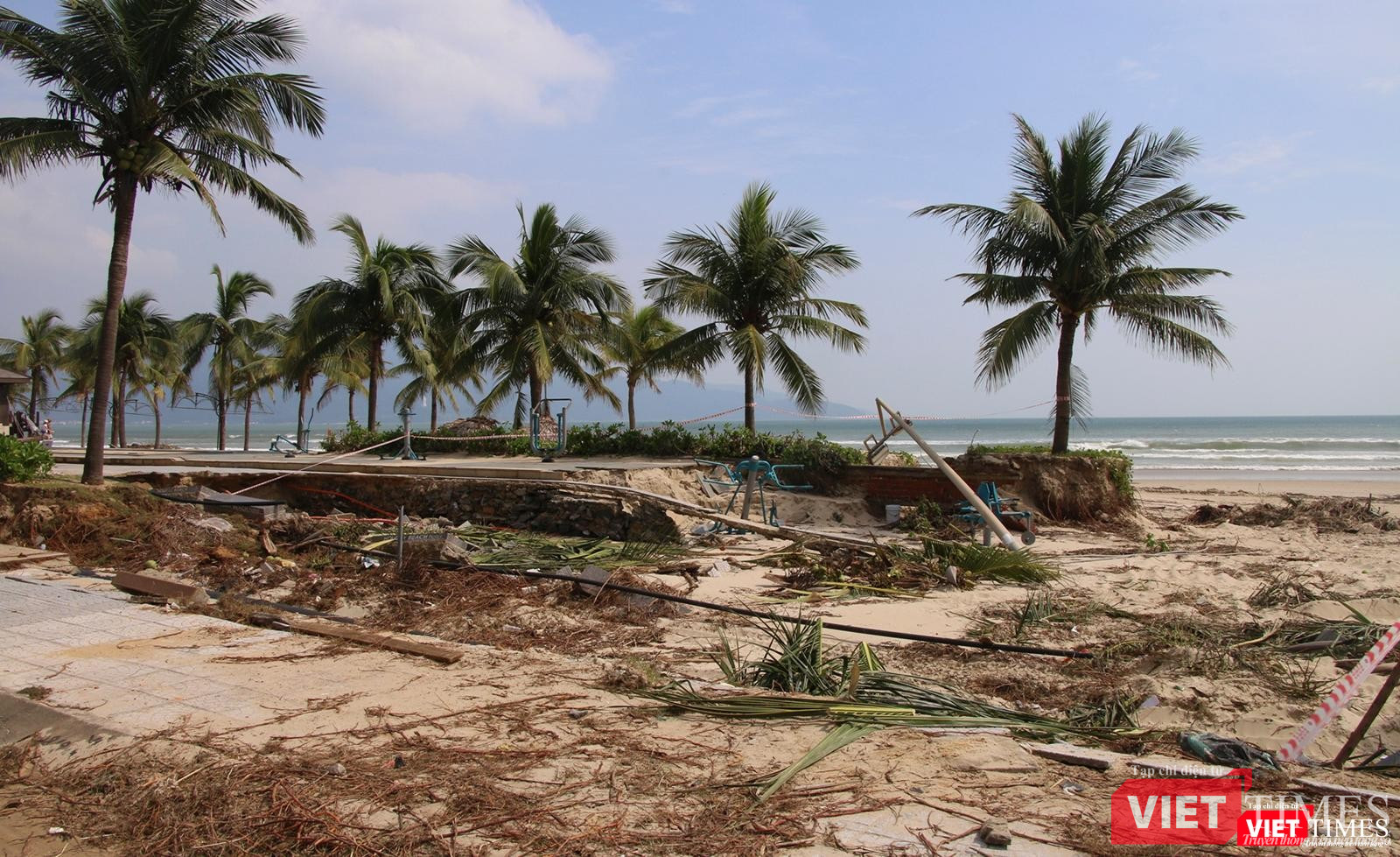 Theo Ban quản lý Bán đảo Sơn Trà và các Bãi biển Du lịch Đà Nẵng cho biết, hiện dọc bãi biển du lịch đường Võ Nguyên Giáp có 3 điểm sạt lở lớn và một số điểm sạt lở cục bộ.