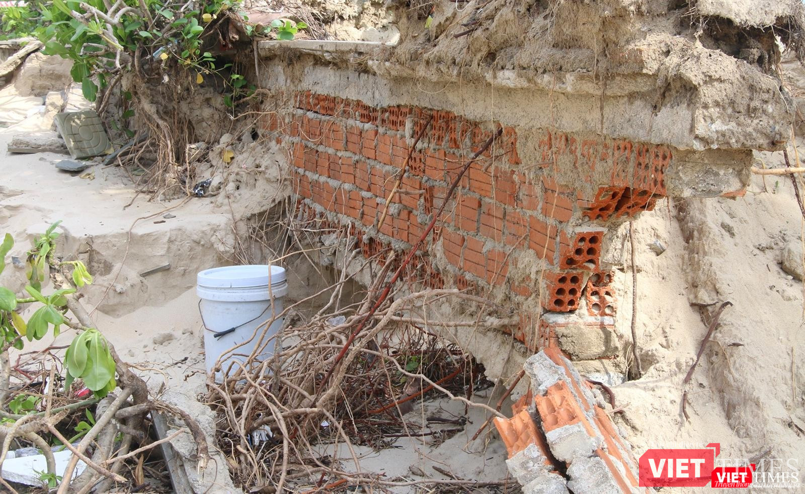 Một vị trí sạt lở hở hàm ếch tại khu vực đường Võ Nguyên Giáp, quận Ngũ Hành Sơn, TP Đà Nẵng