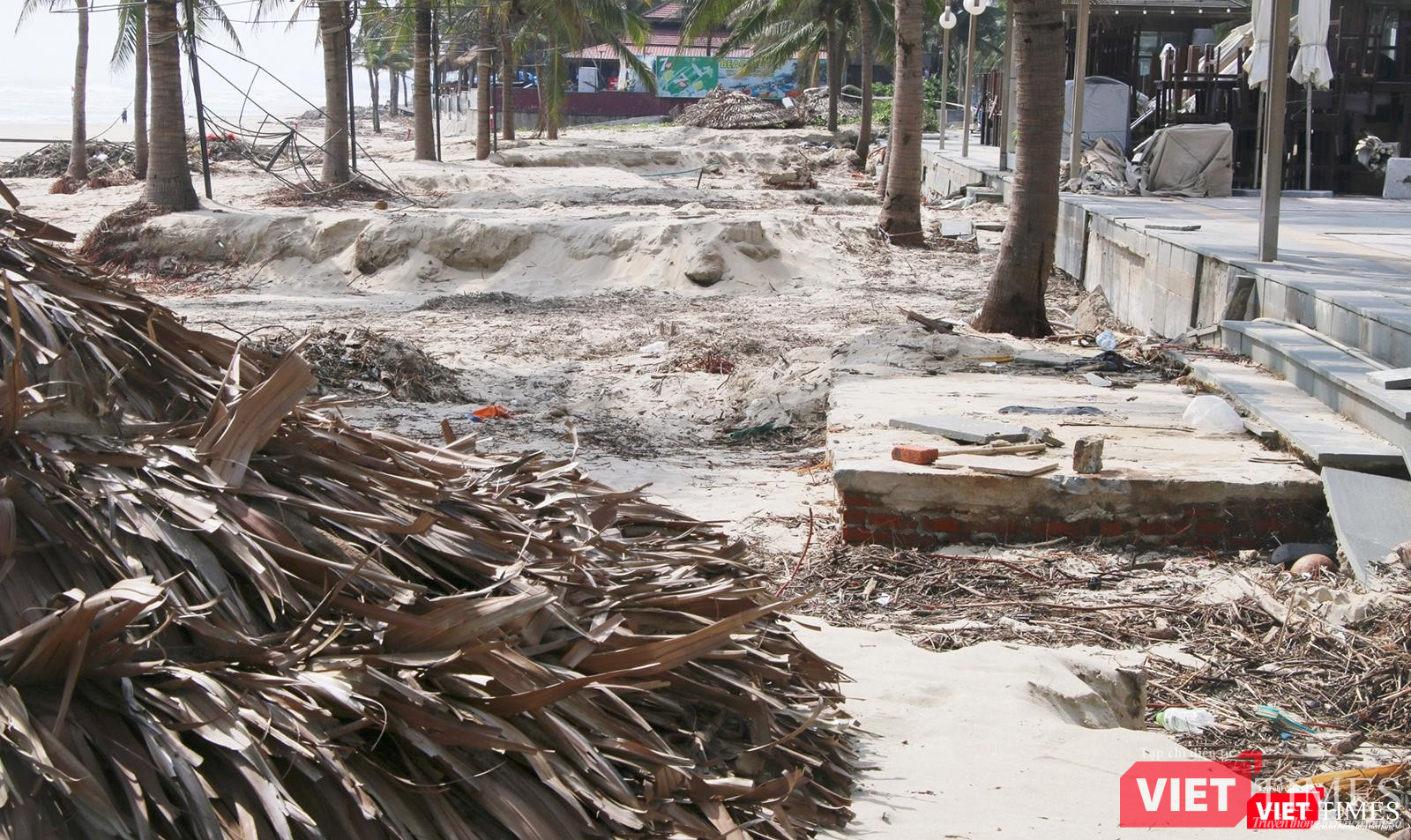 Sóng đánh xói lở vô tận vỉa hè đường Võ Nguyên Giáp