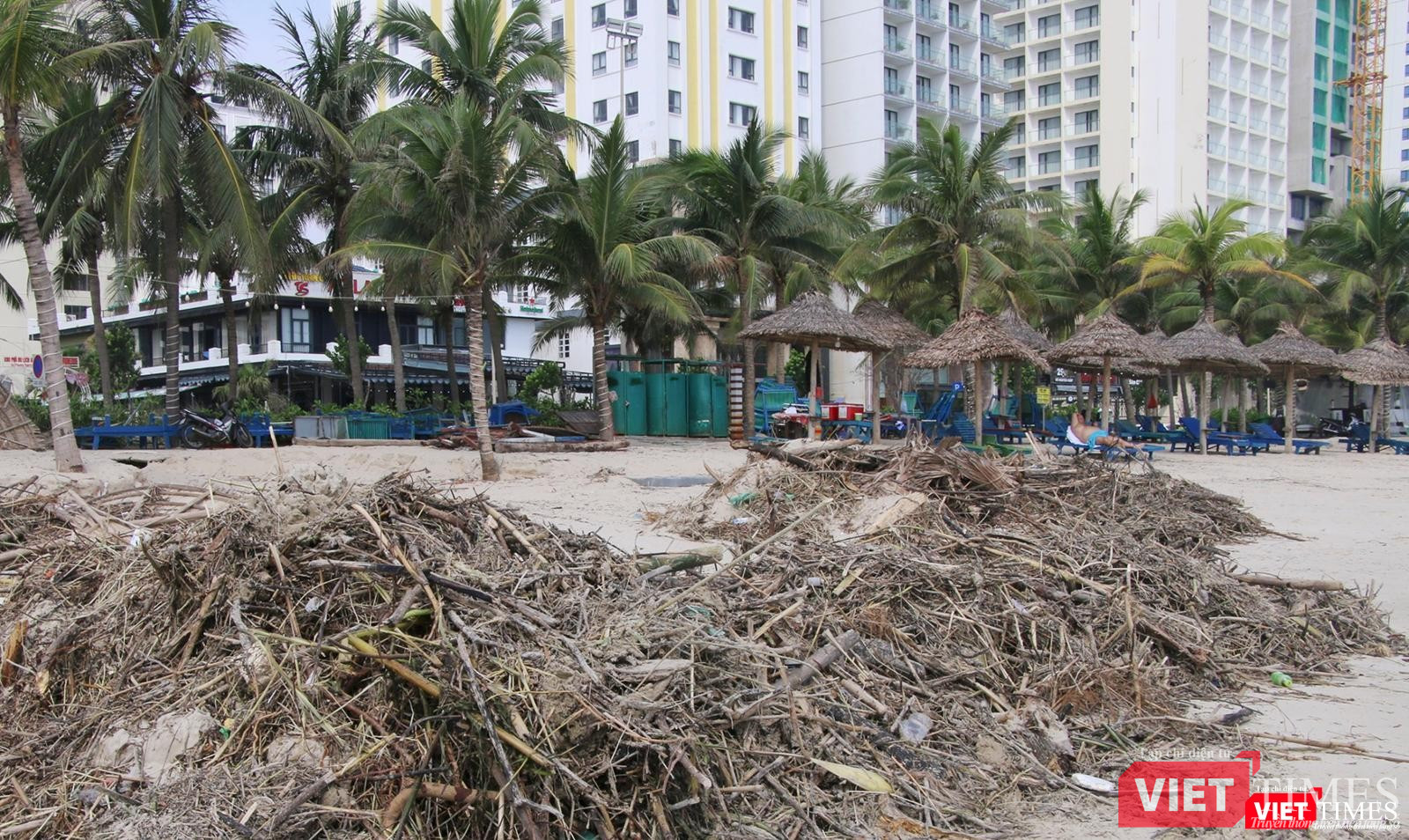 Rác đầy bãi biển