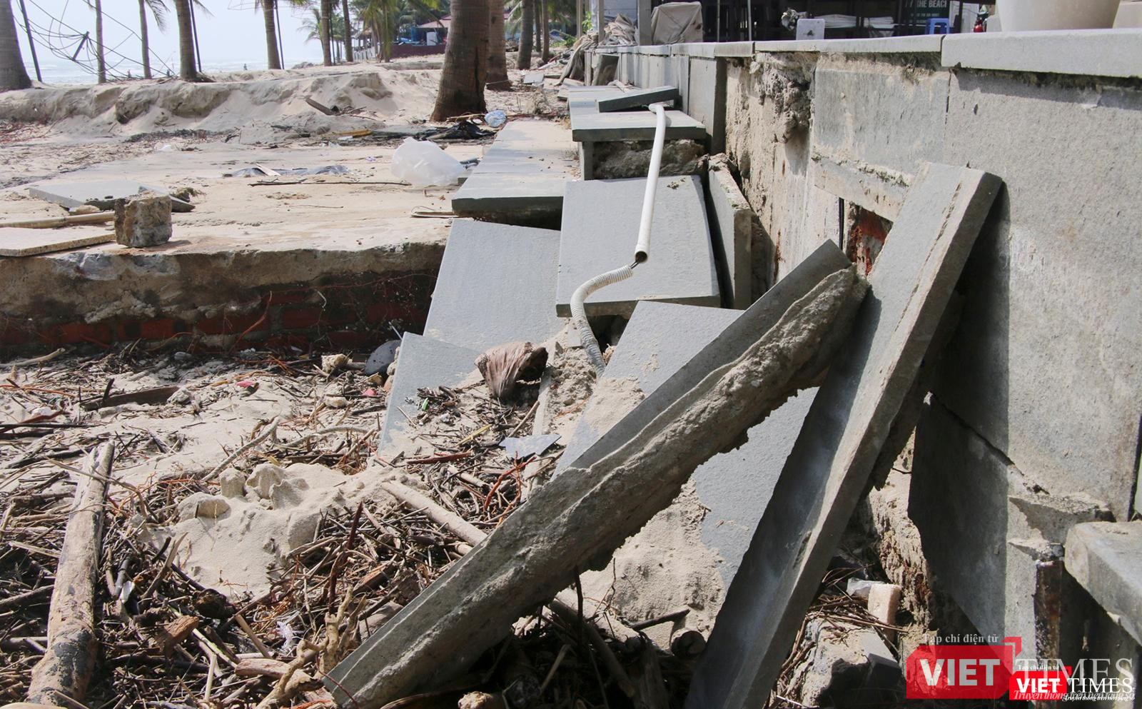 Điểm xói lở sâu đến cả mét