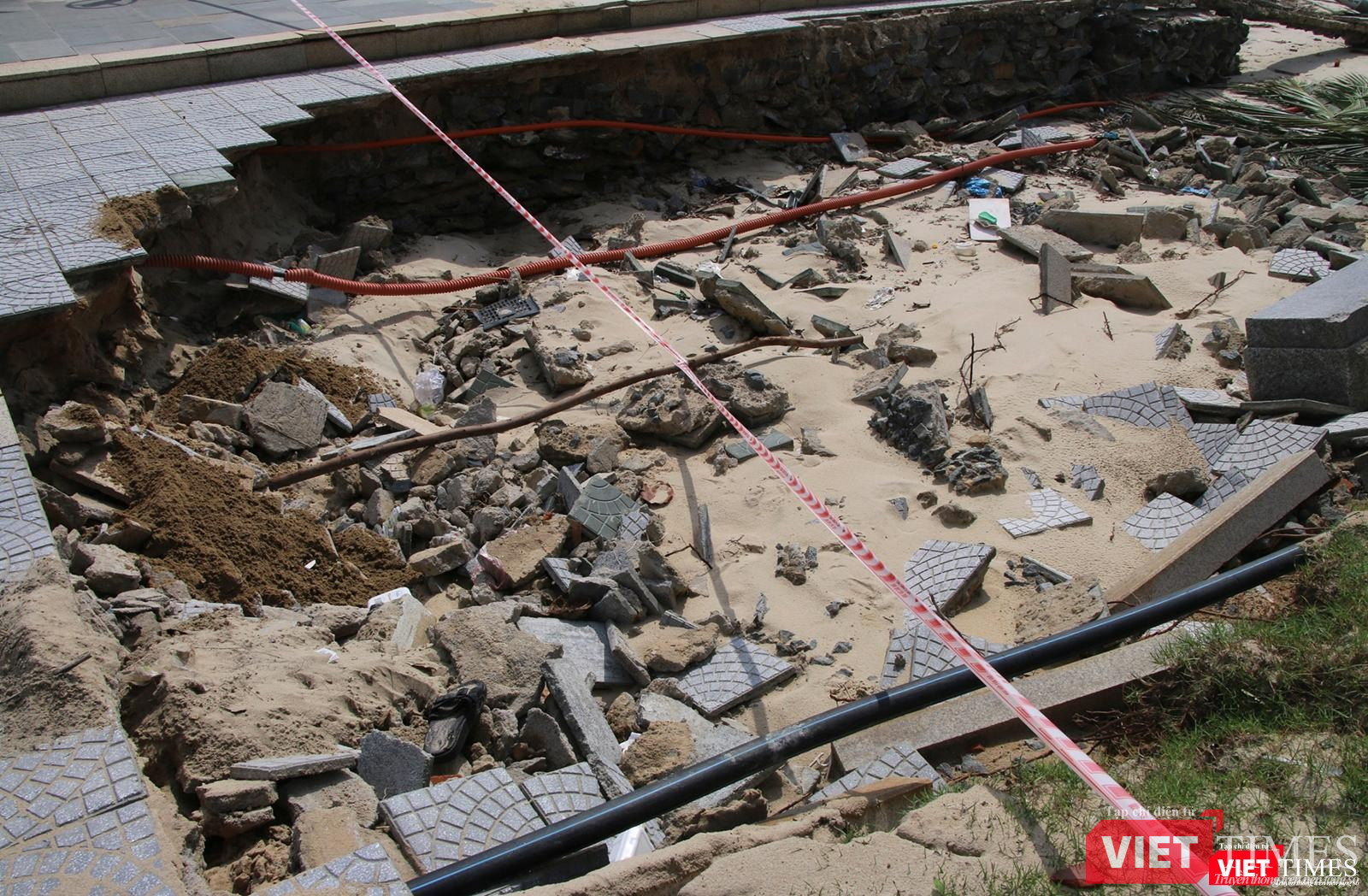 Một hố sụt tại khu vực vỉa hè trước khách sạn Holiday Beach