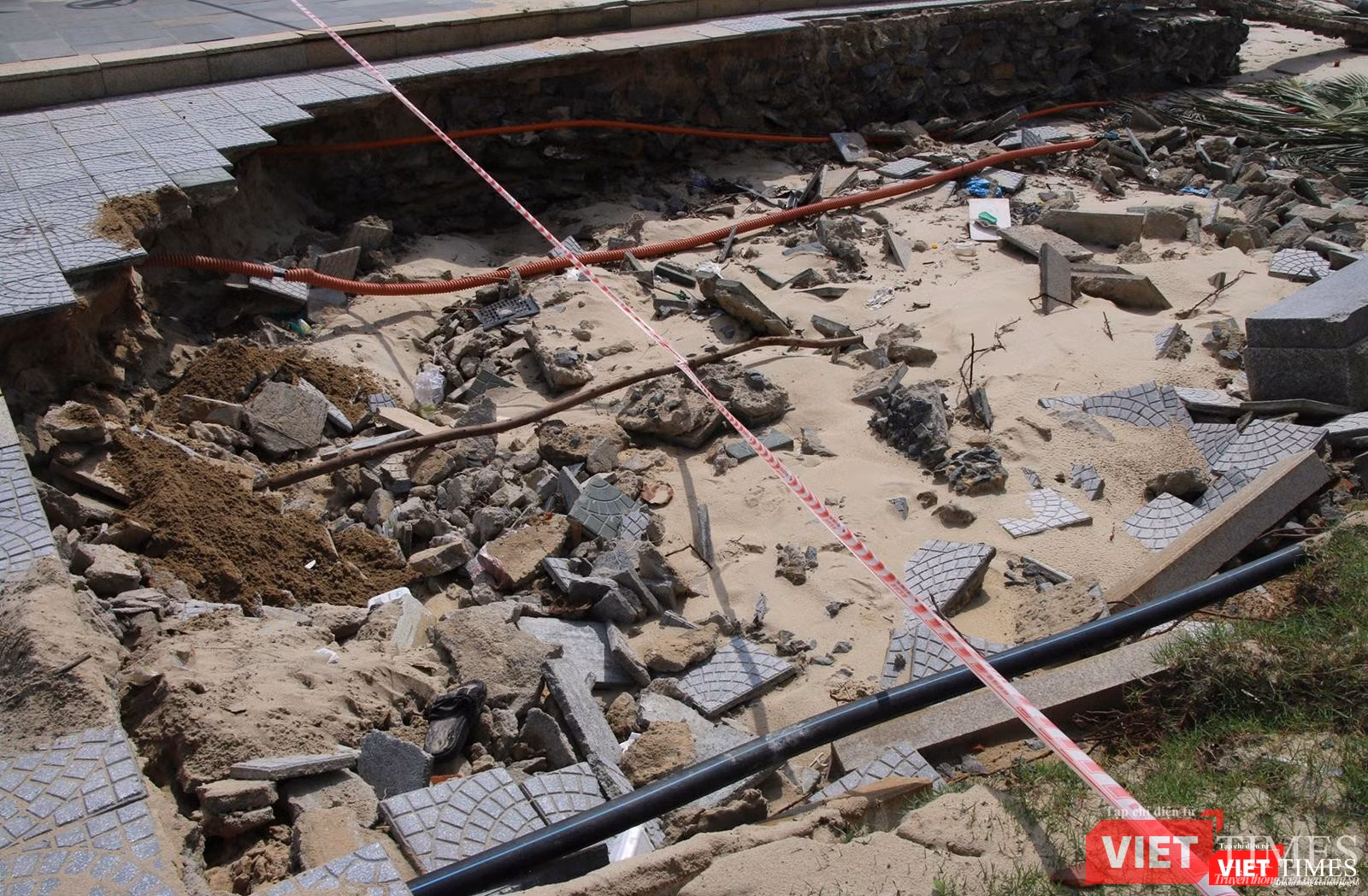 Một hố sụt tại khu vực vỉa hè trước khách sạn Holiday Beach