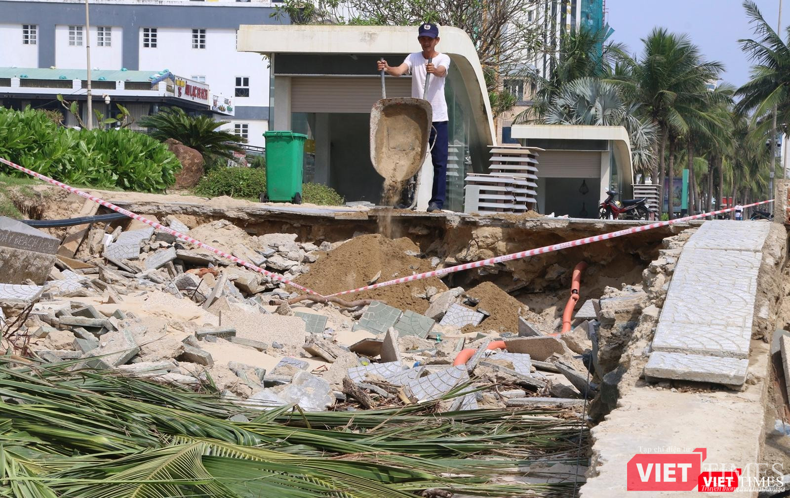 Công nhân nỗ lực khắc phục, dăng giây cảnh cáo nguy hiểm